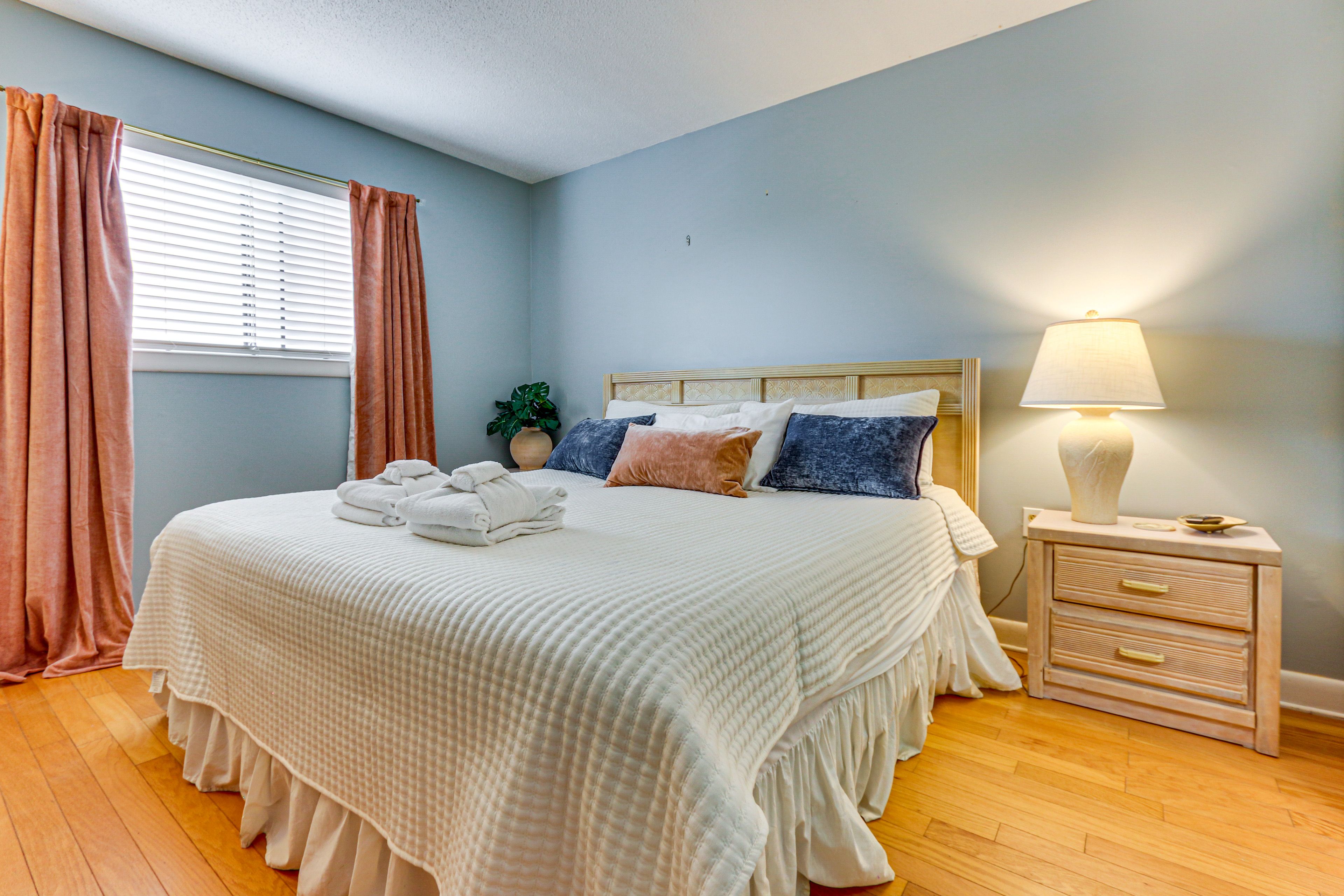 Bedroom 1 | King Bed