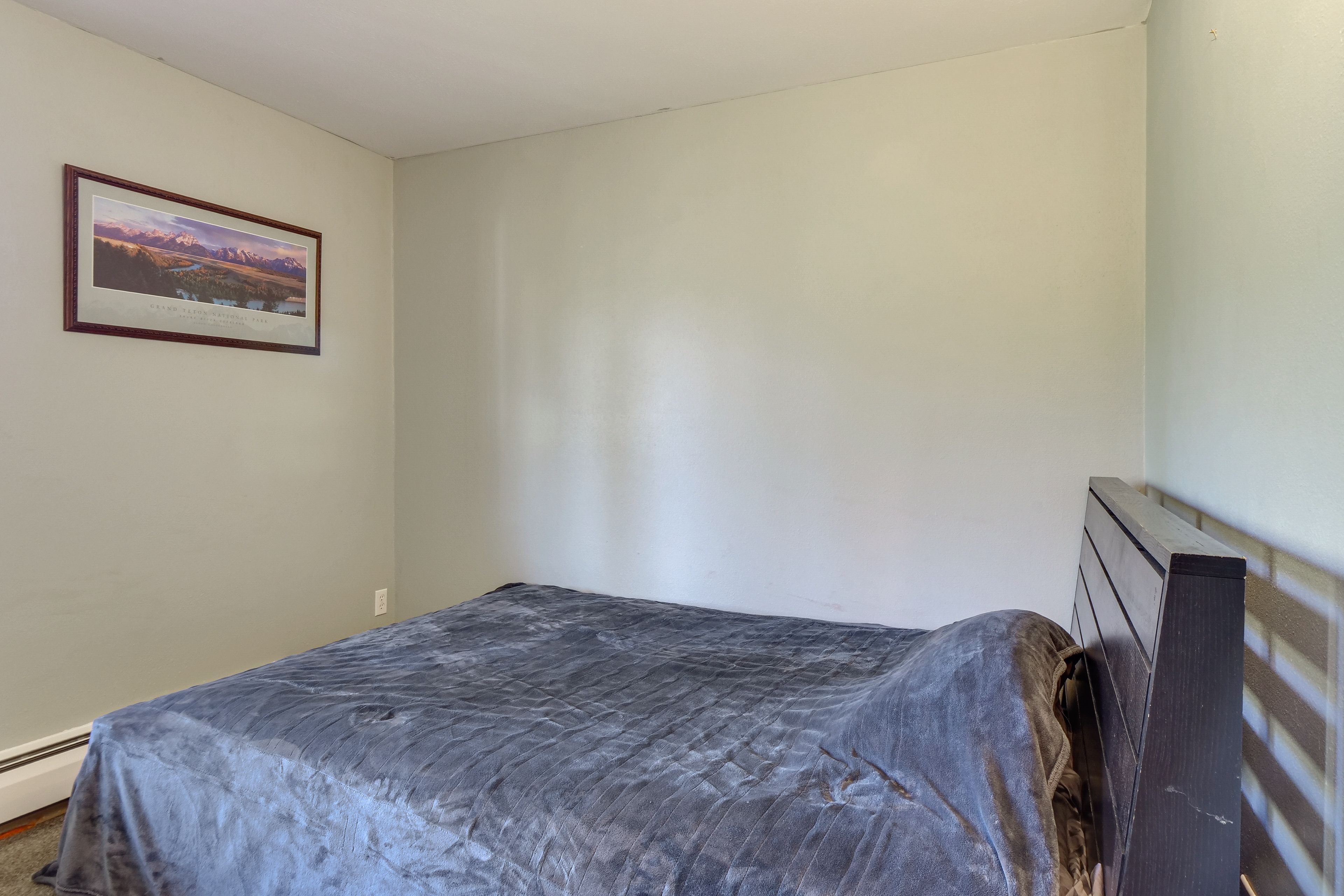 Bedroom 3 | Queen Bed