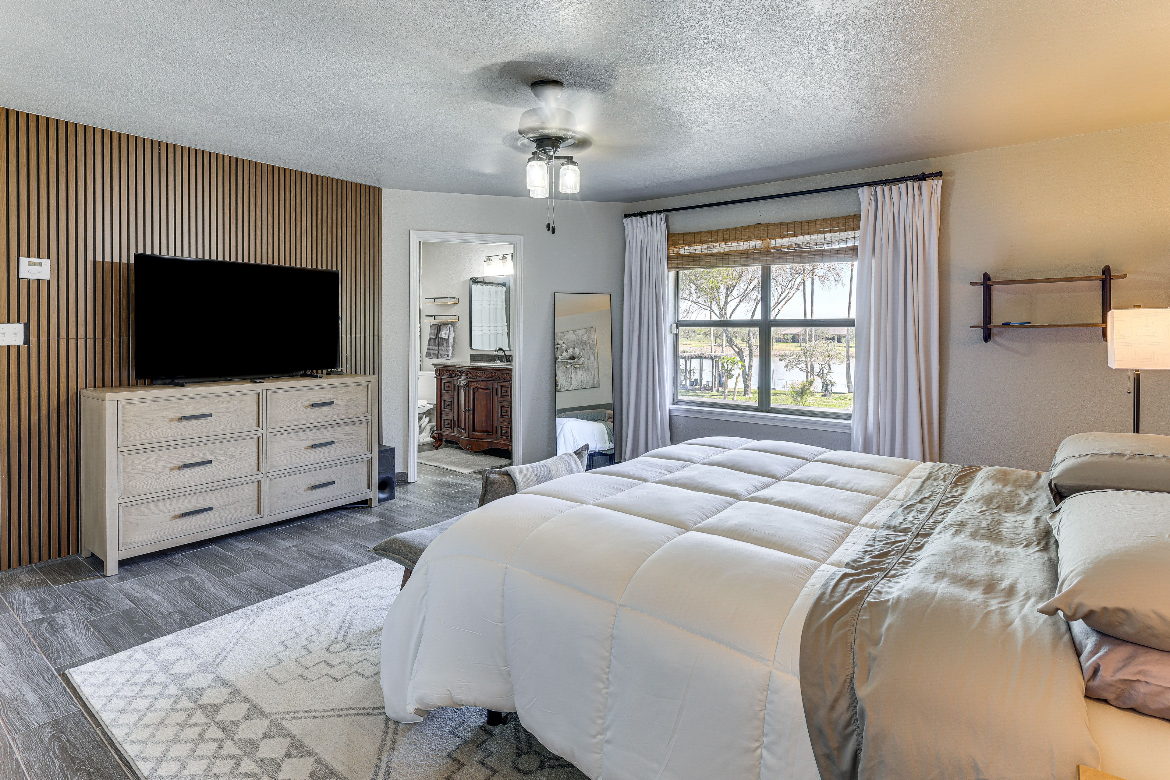 Bedroom 2 | King Bed | 1st Floor