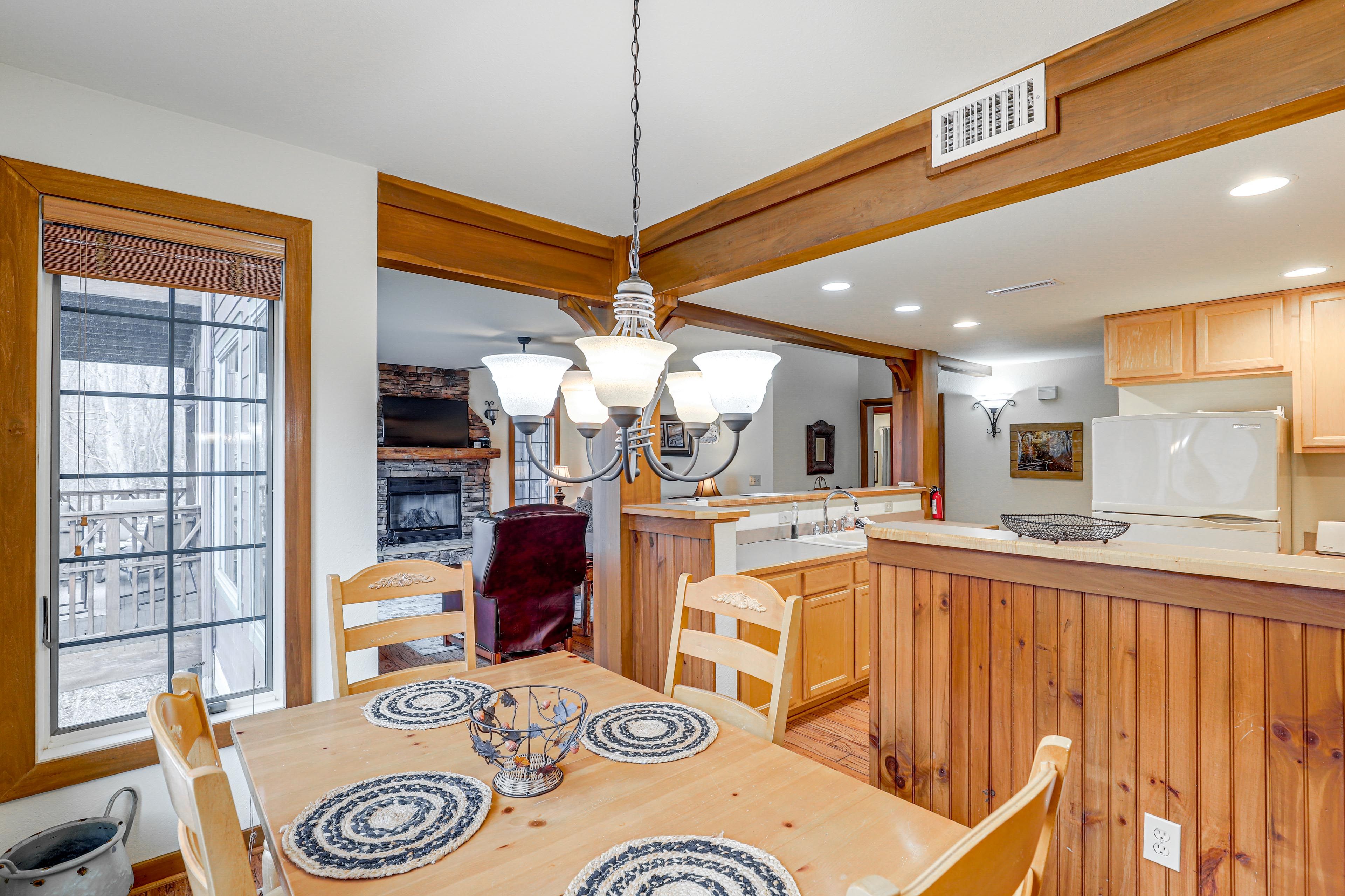 Dining Area | Dishware/Flatware Provided