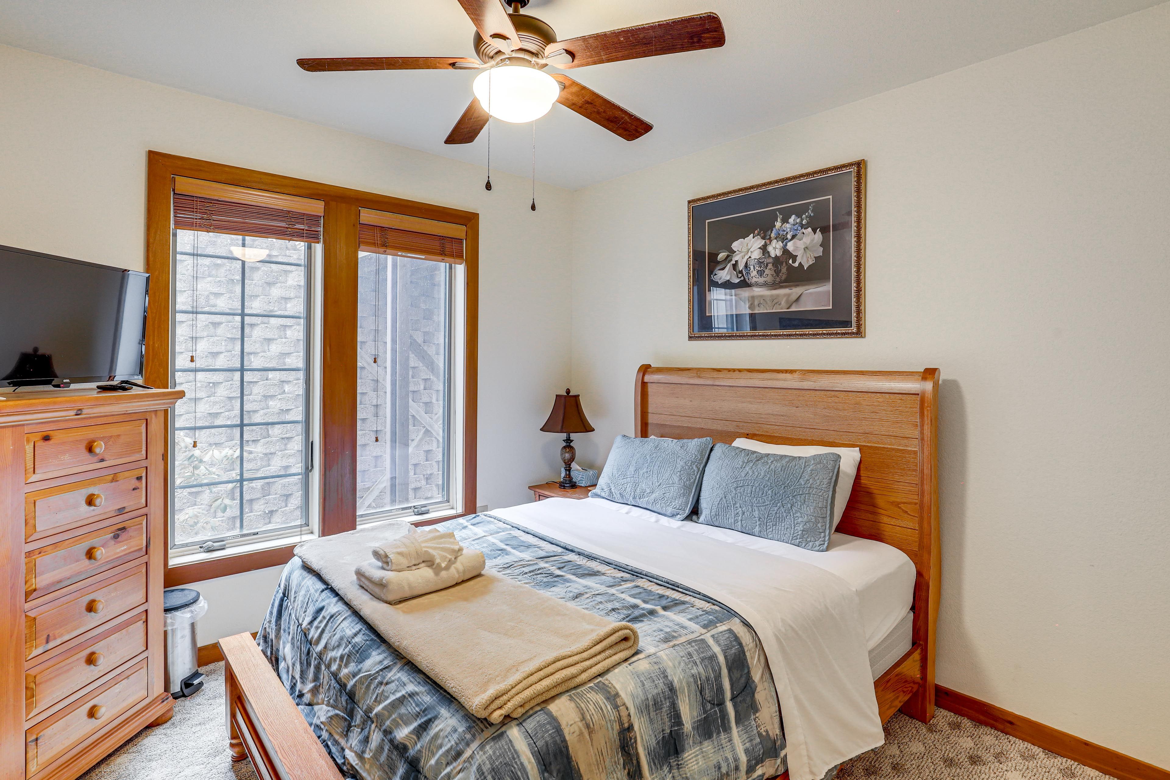 Bedroom 2 | Queen Bed