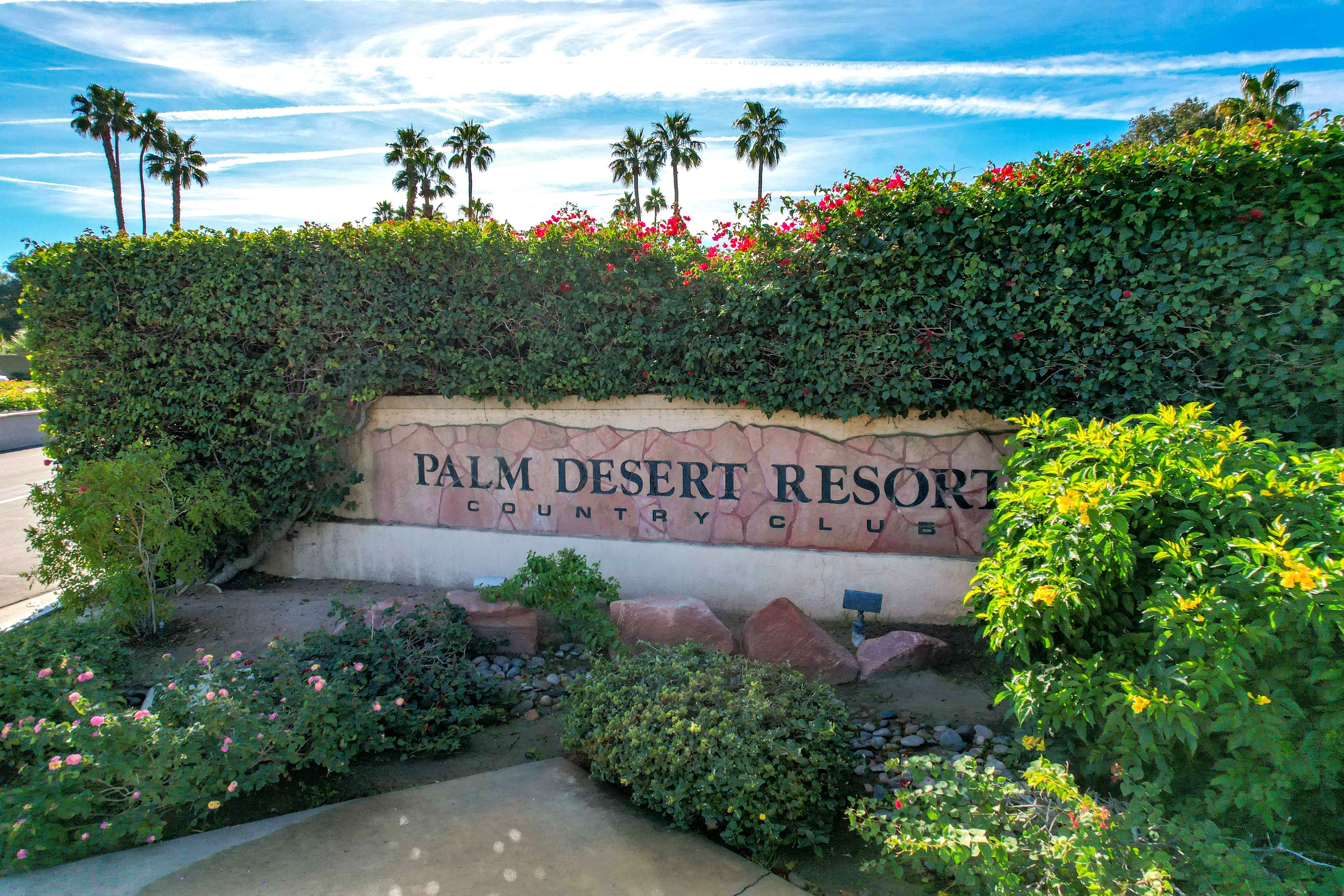 Palm Desert Resort Country Club | Community Pool, Hot Tub & Golf Course