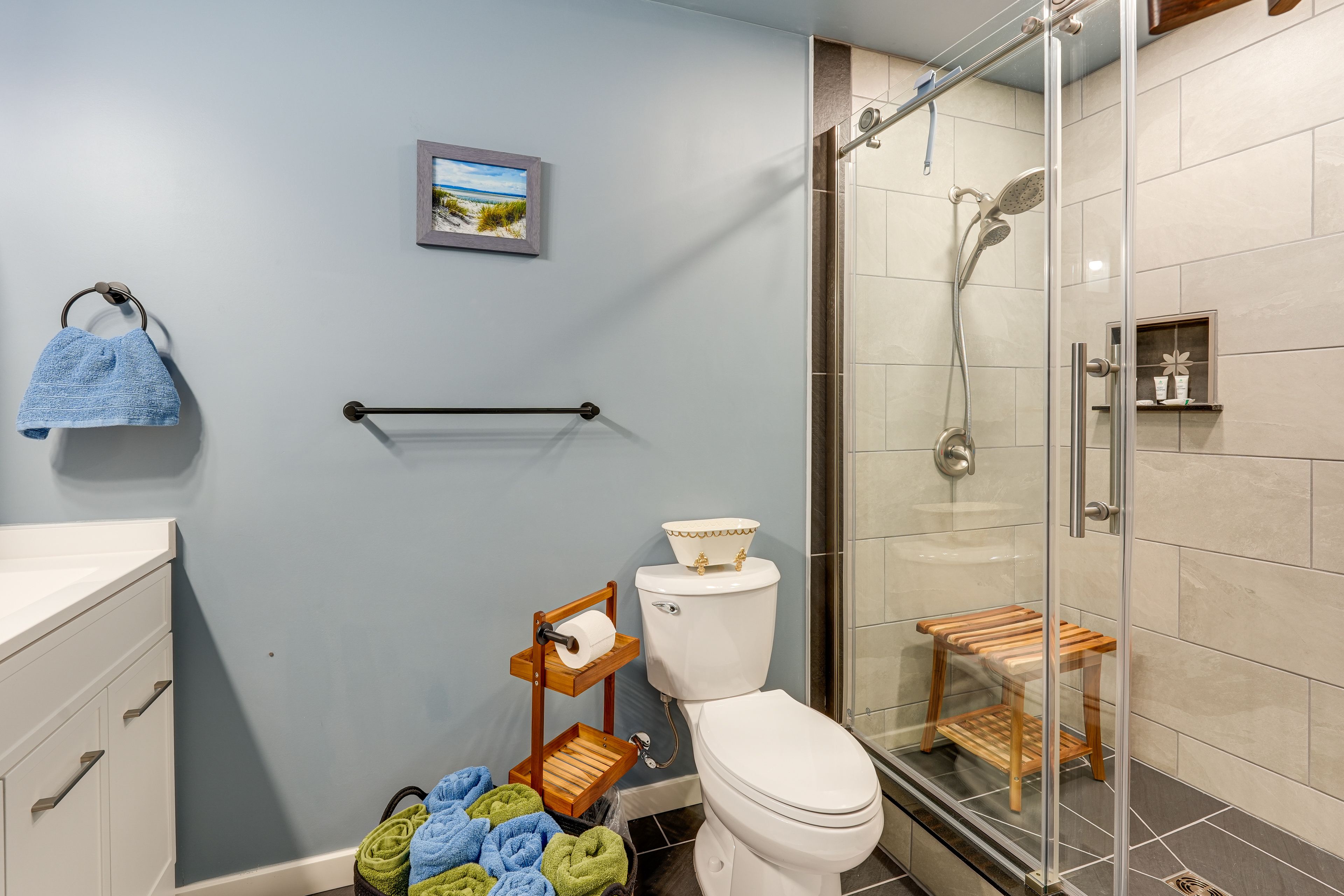 Full Bathroom | 2nd Floor | Towels & Linens Provided