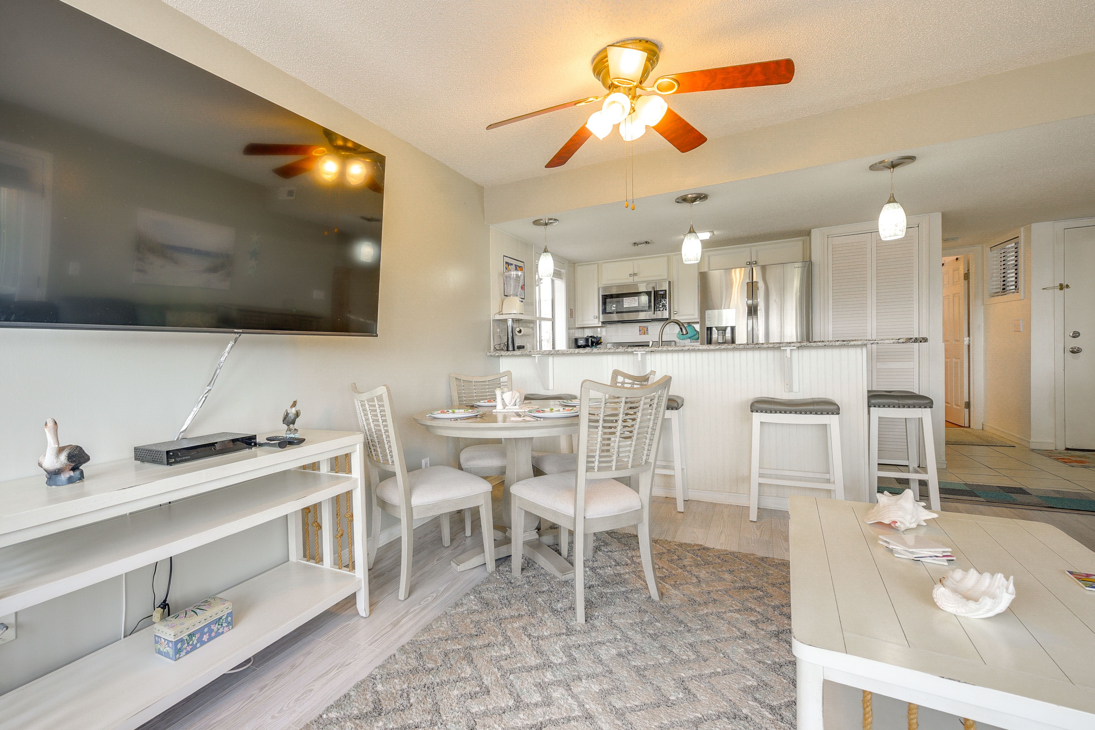 Dining Area | Dishes & Flatware Provided
