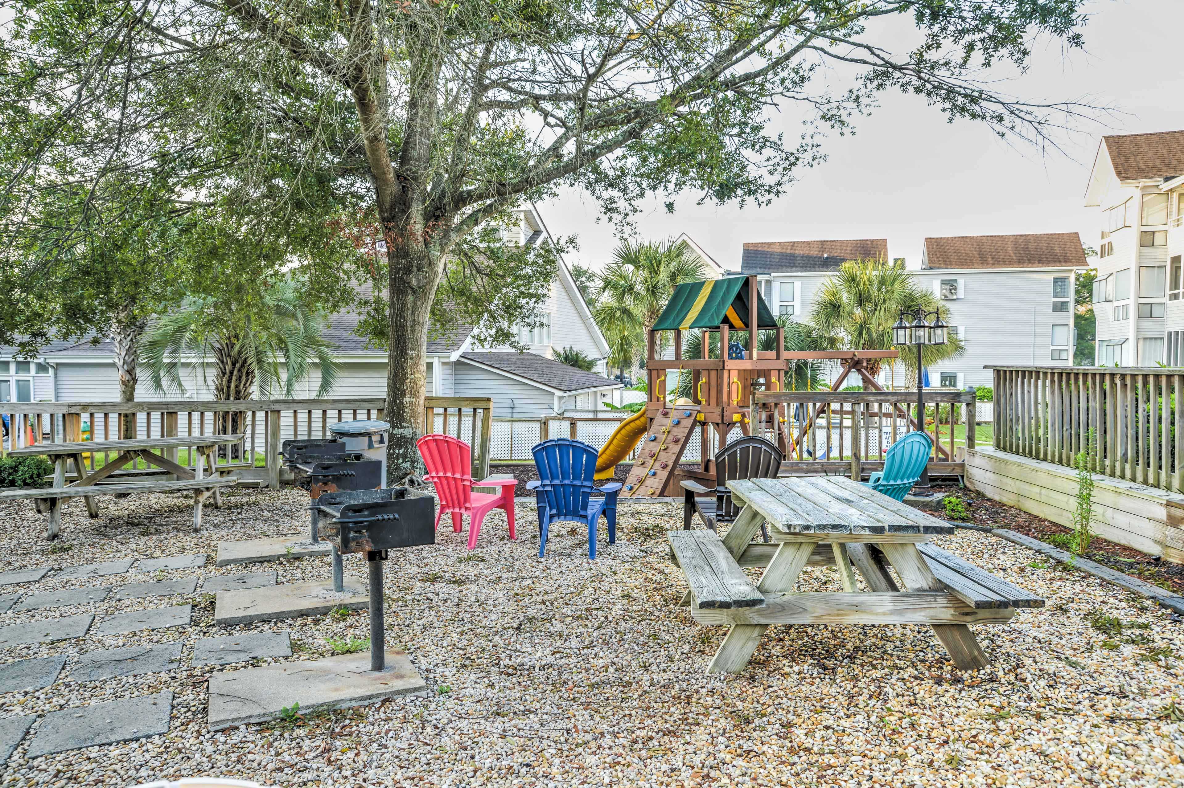Community Amenities | Grilling & Picnic Area | Playground