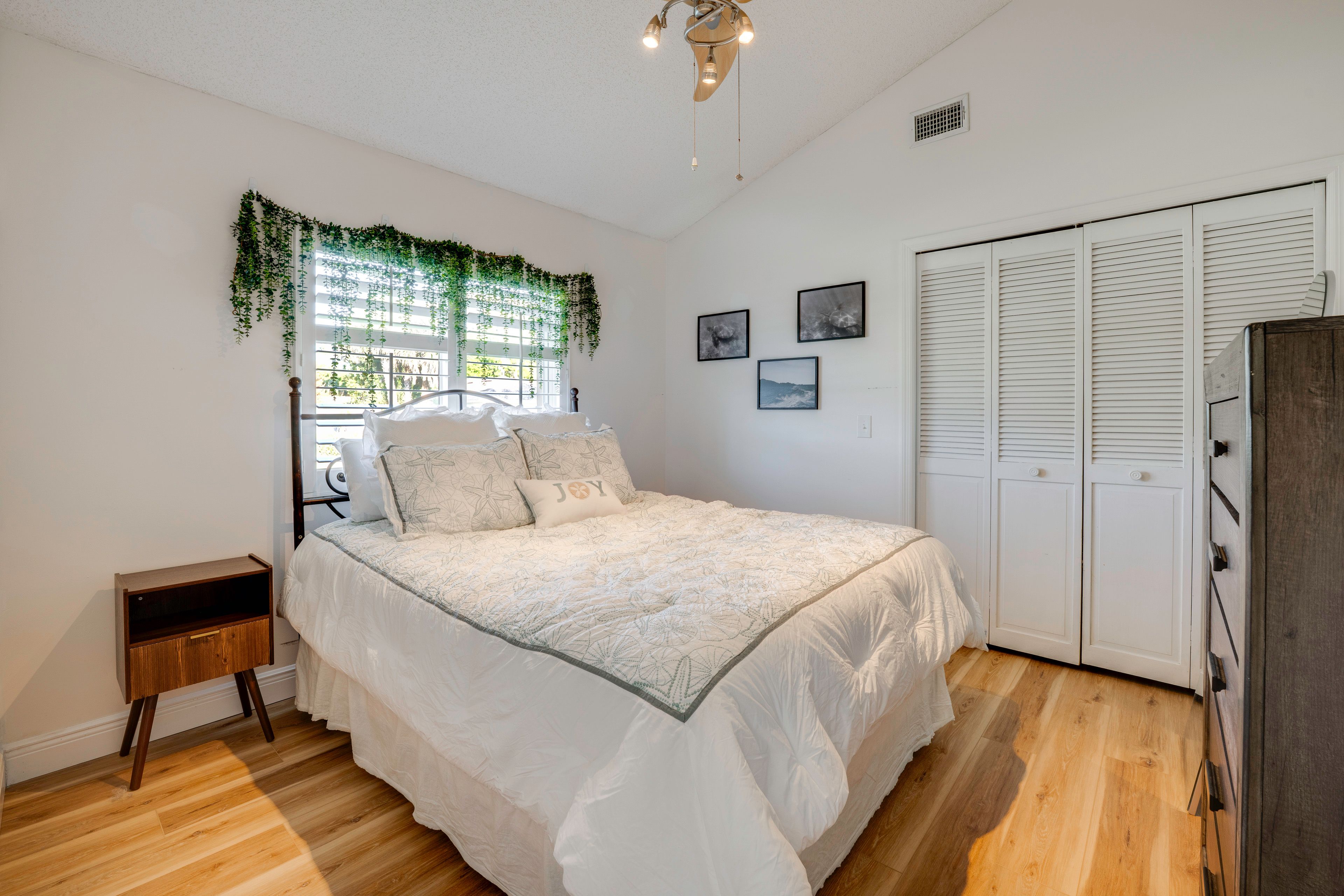 Bedroom 3 | Queen Bed