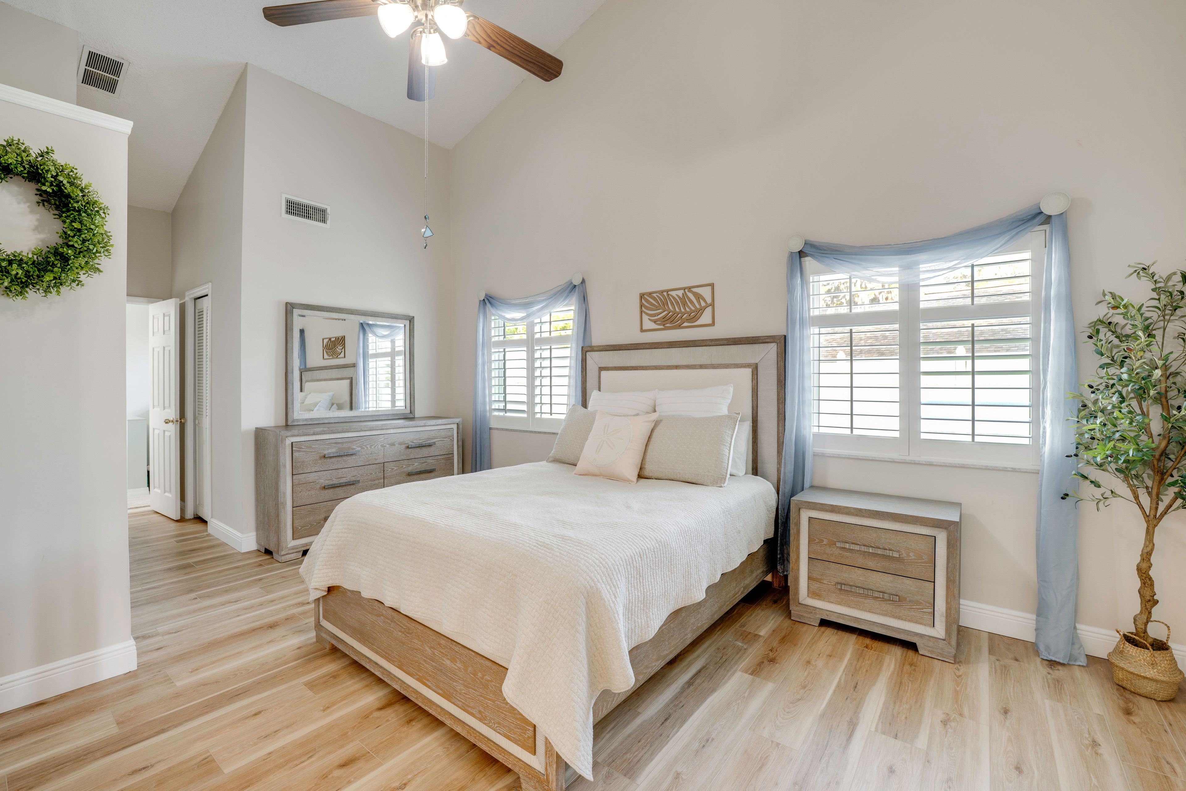 Bedroom 1 | Queen Bed