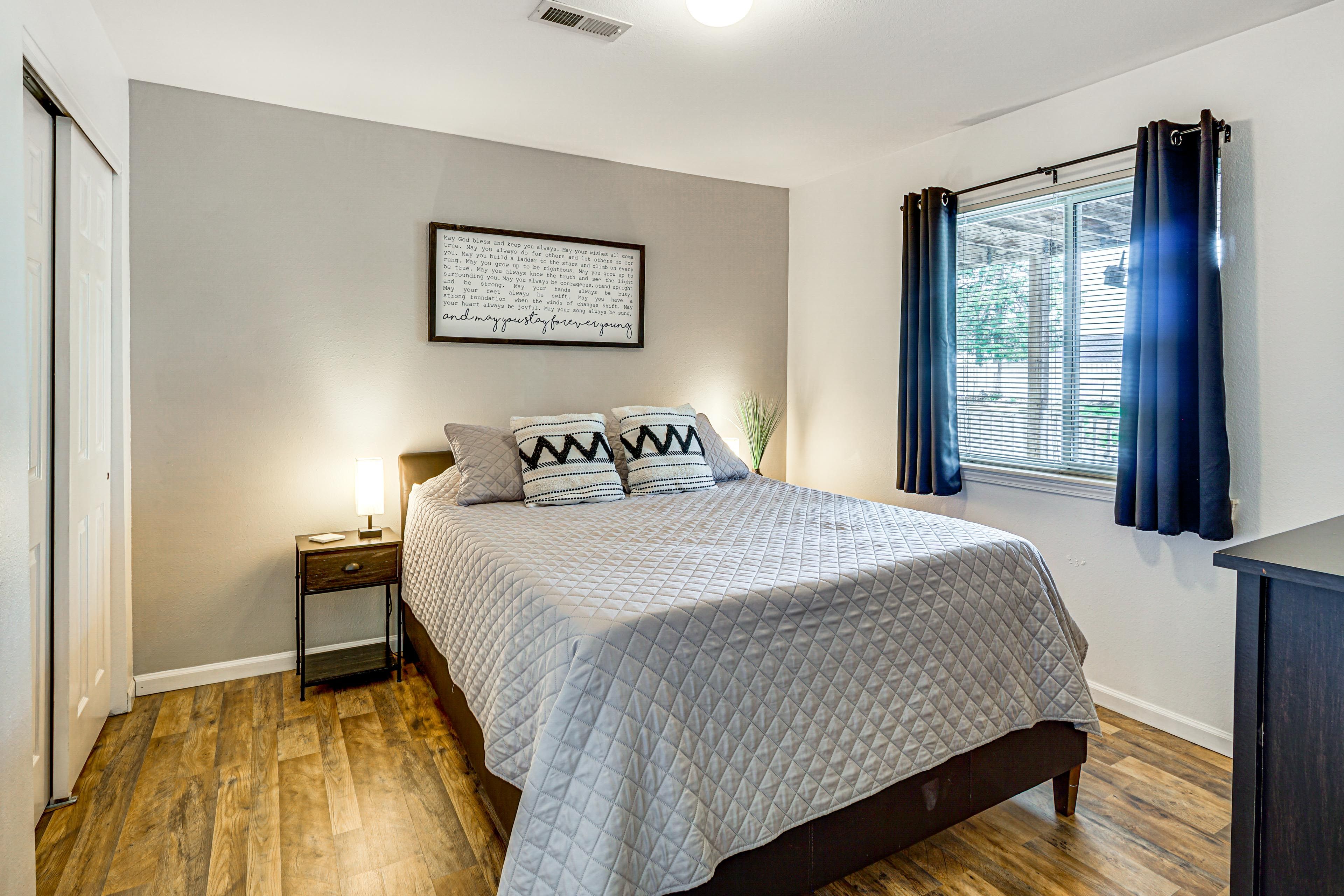 Bedroom 2 | Queen Bed