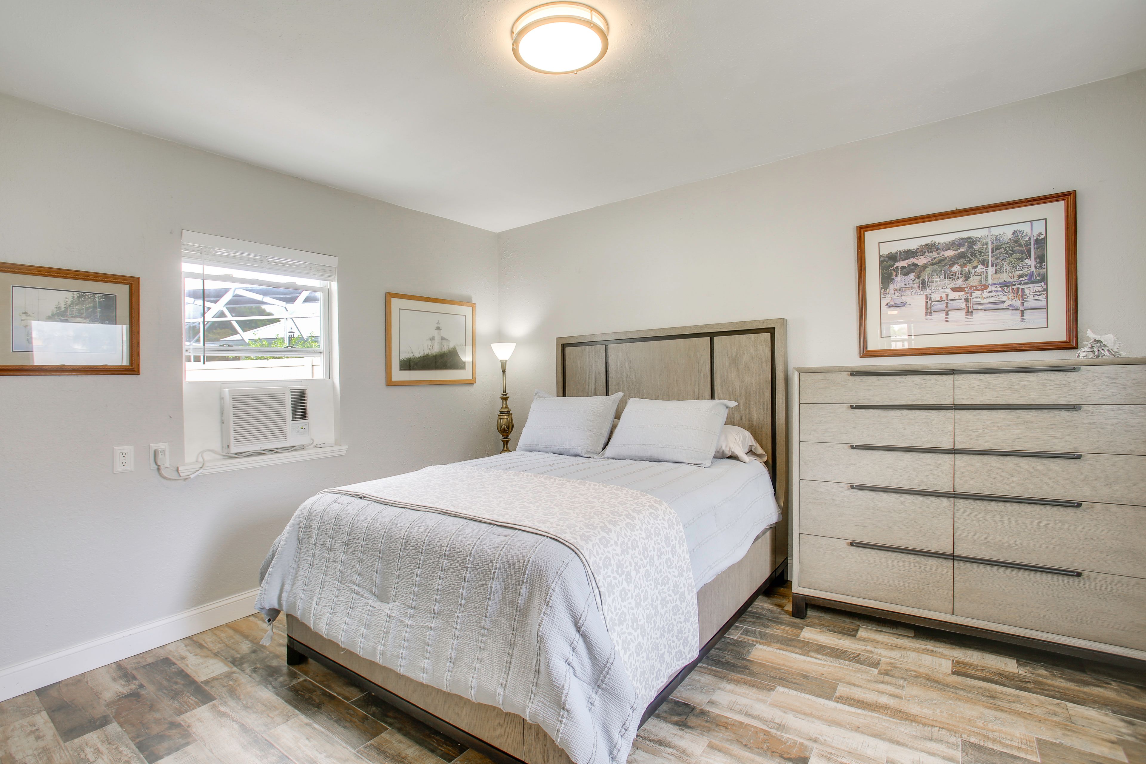 Bedroom 1 | Queen Bed