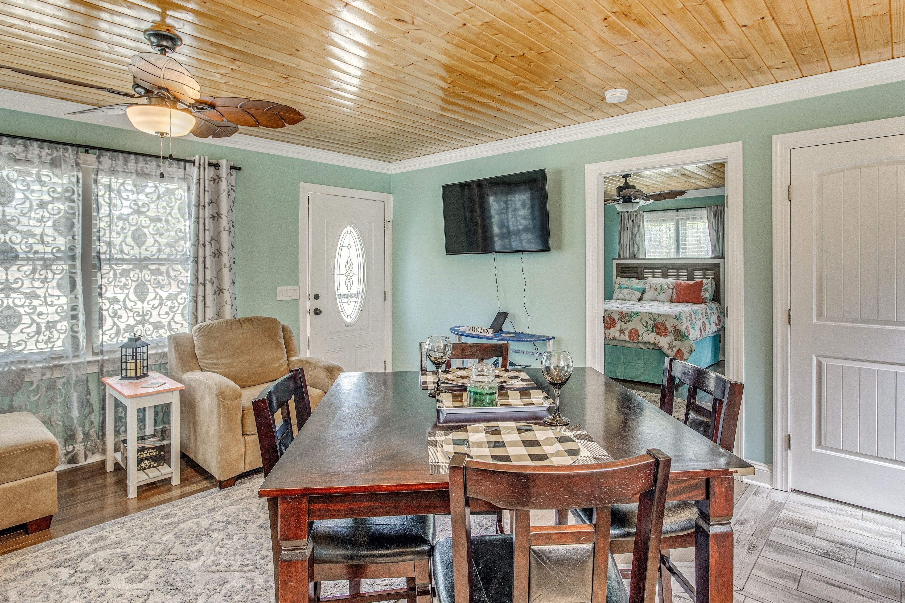 Dining Area | Dishes & Flatware Provided