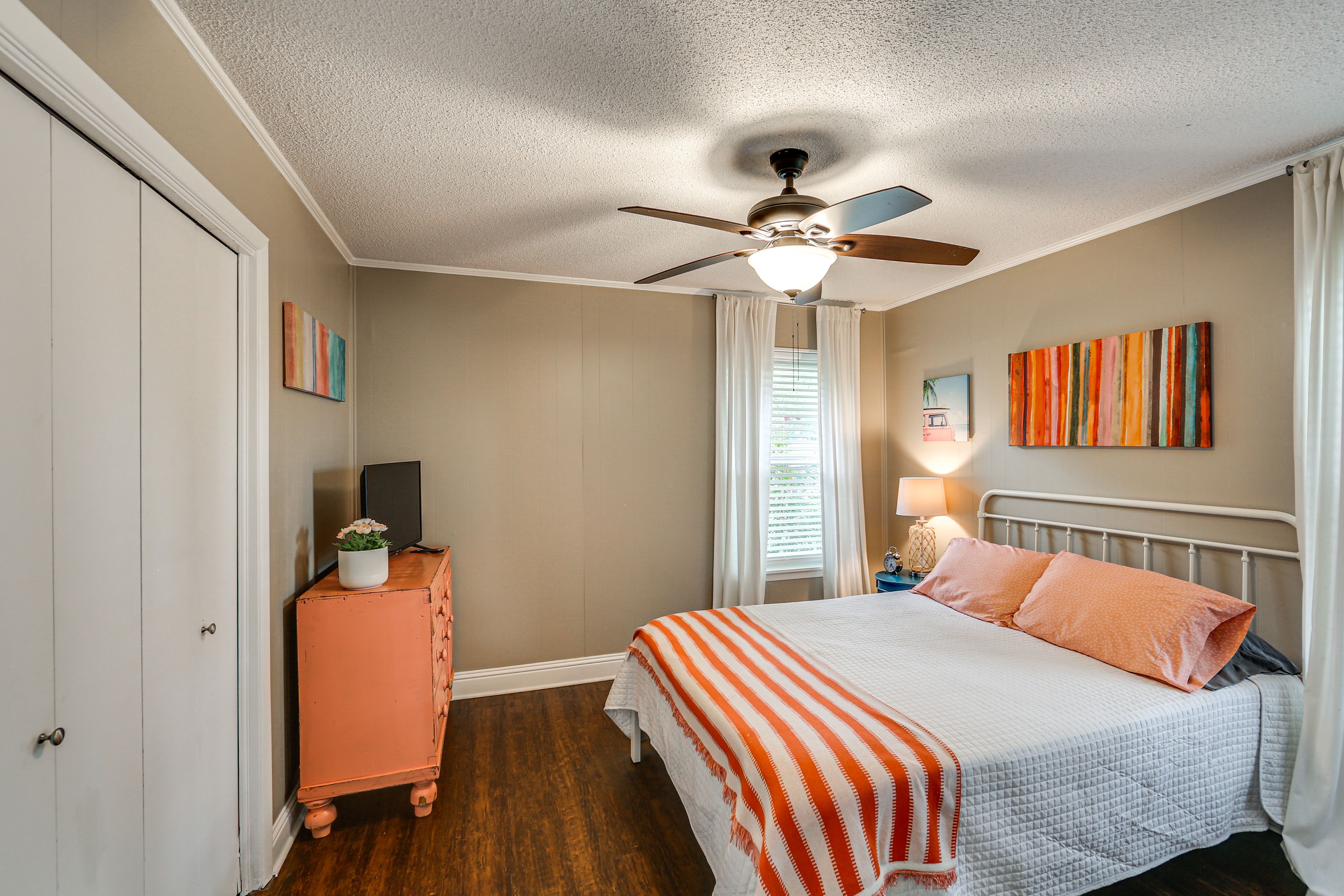 Bedroom 1 | Queen Bed