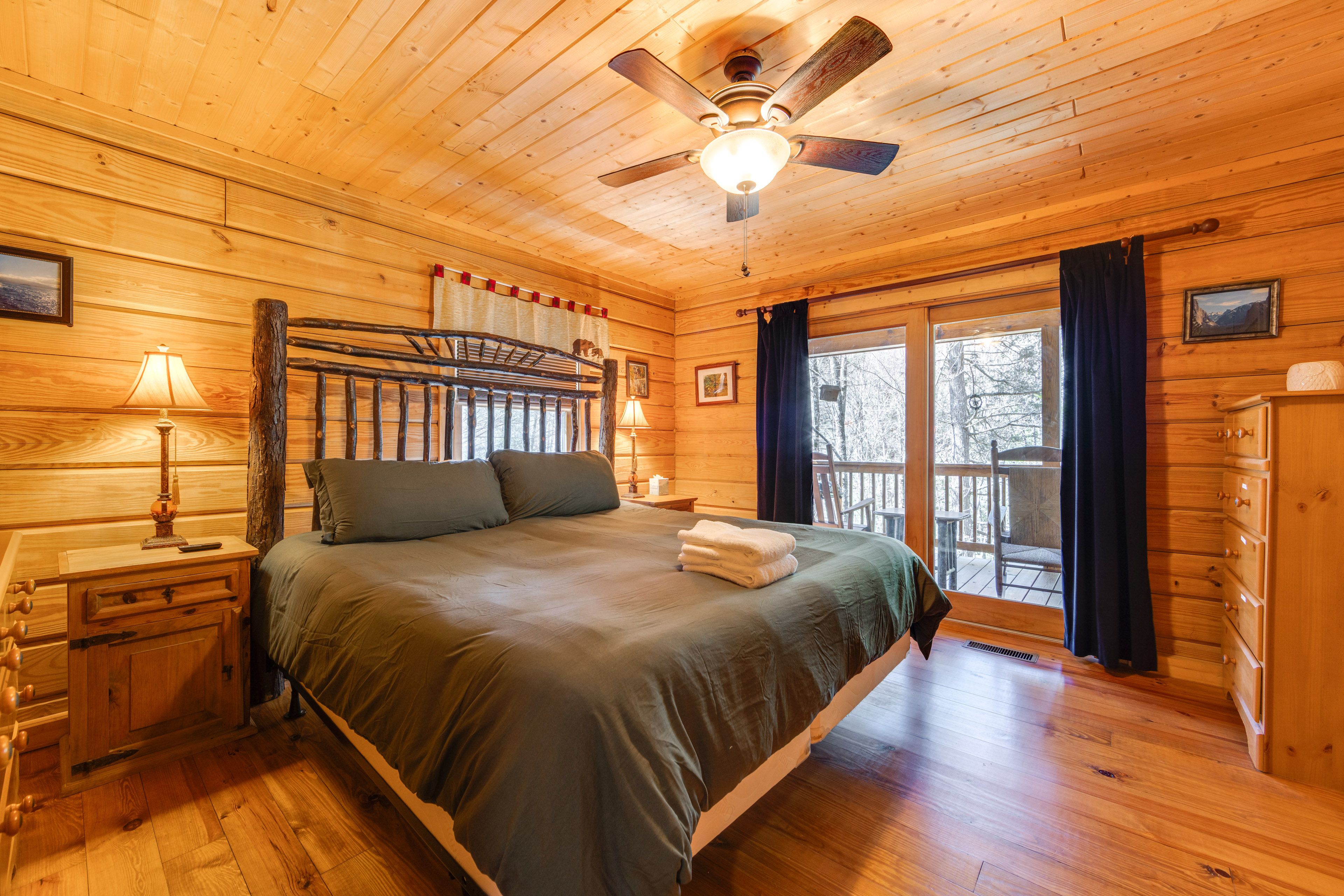 Bedroom 1 | King Bed | 1st Floor