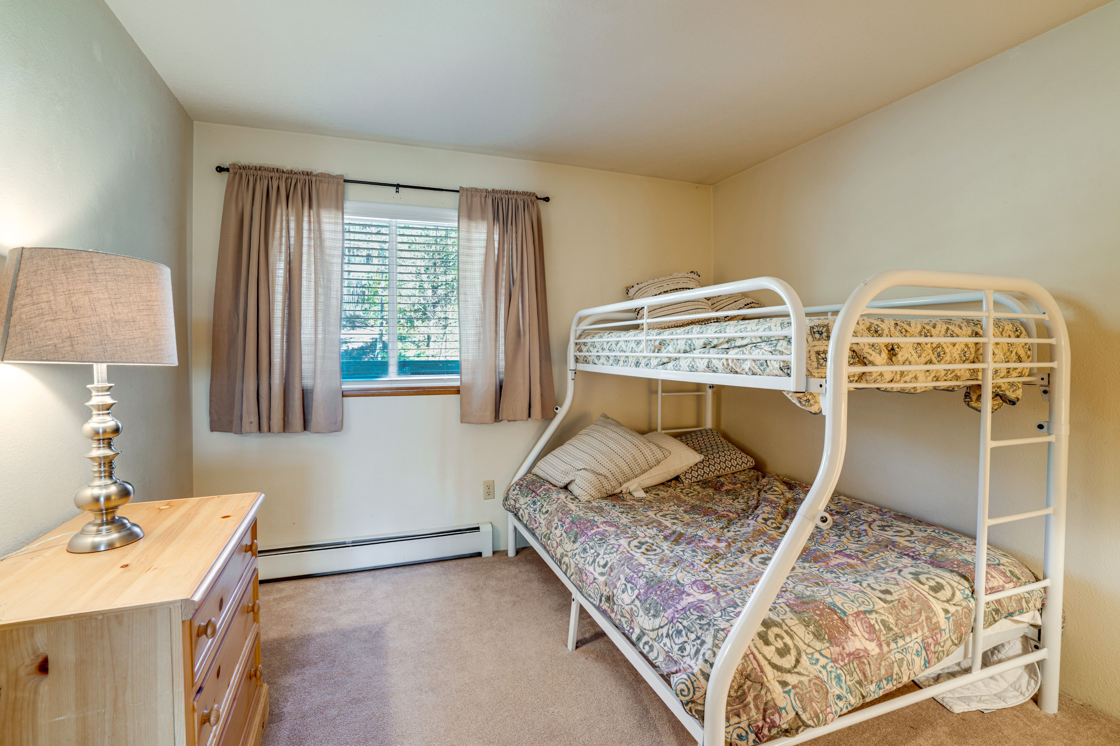 Bedroom 2 | Twin/Queen Bunk Bed