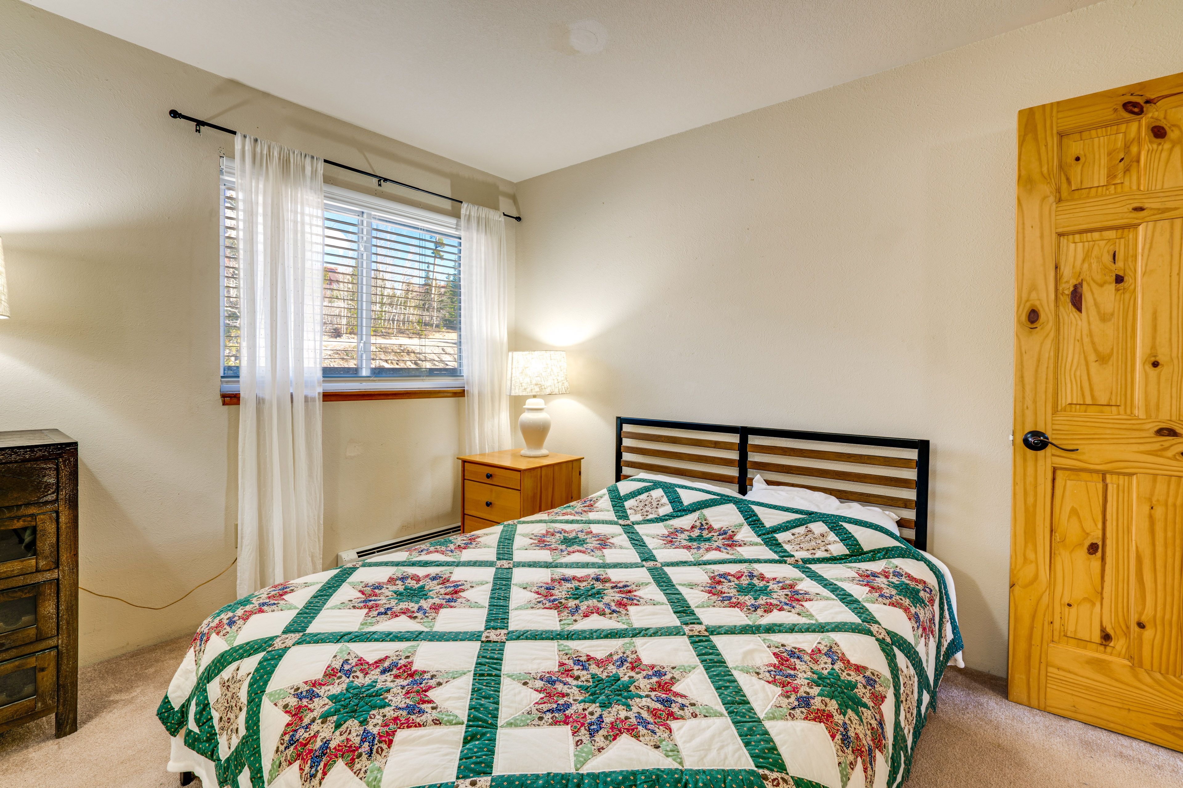 Bedroom 1 | Queen Bed