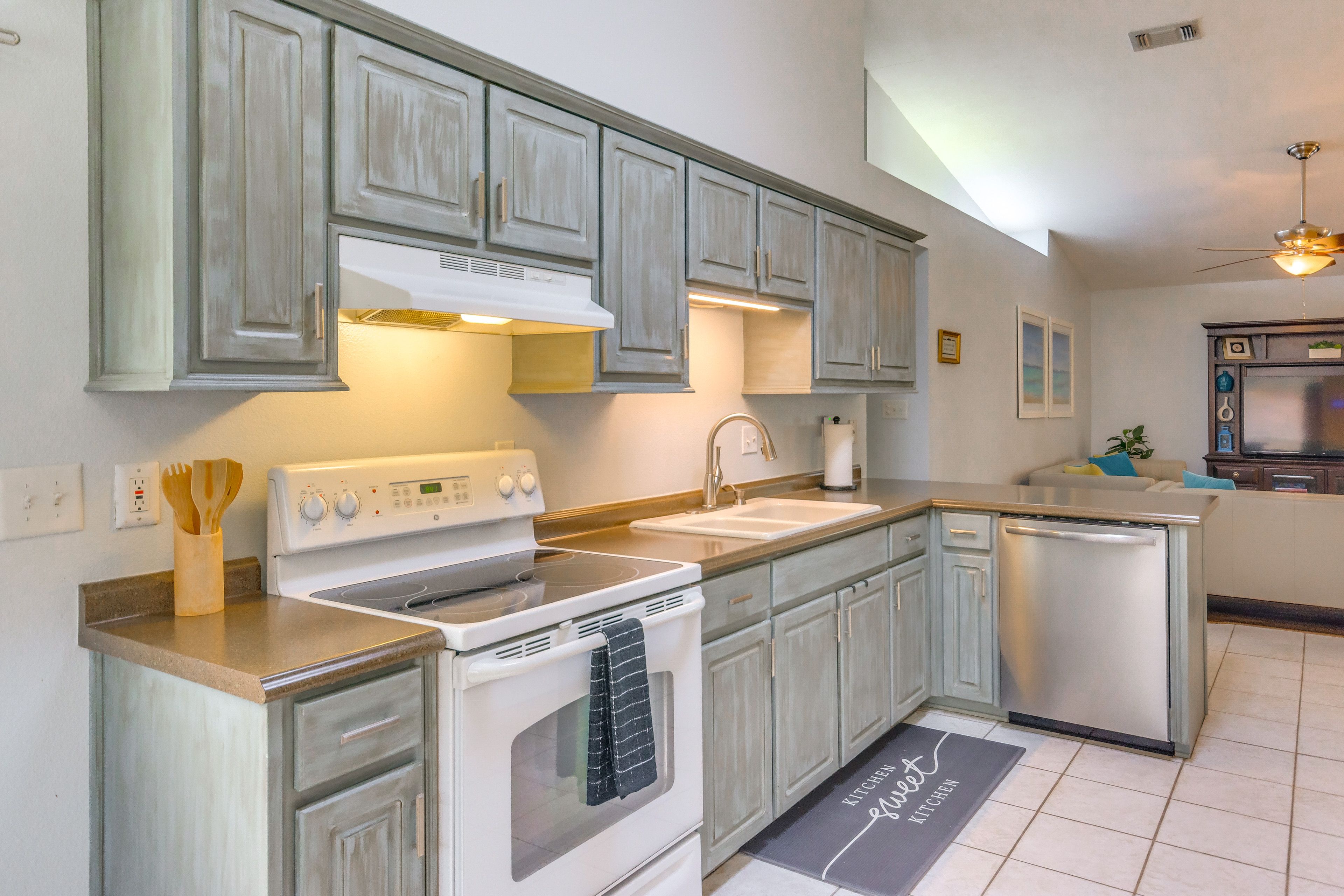 Kitchen | Refrigerator | Microwave