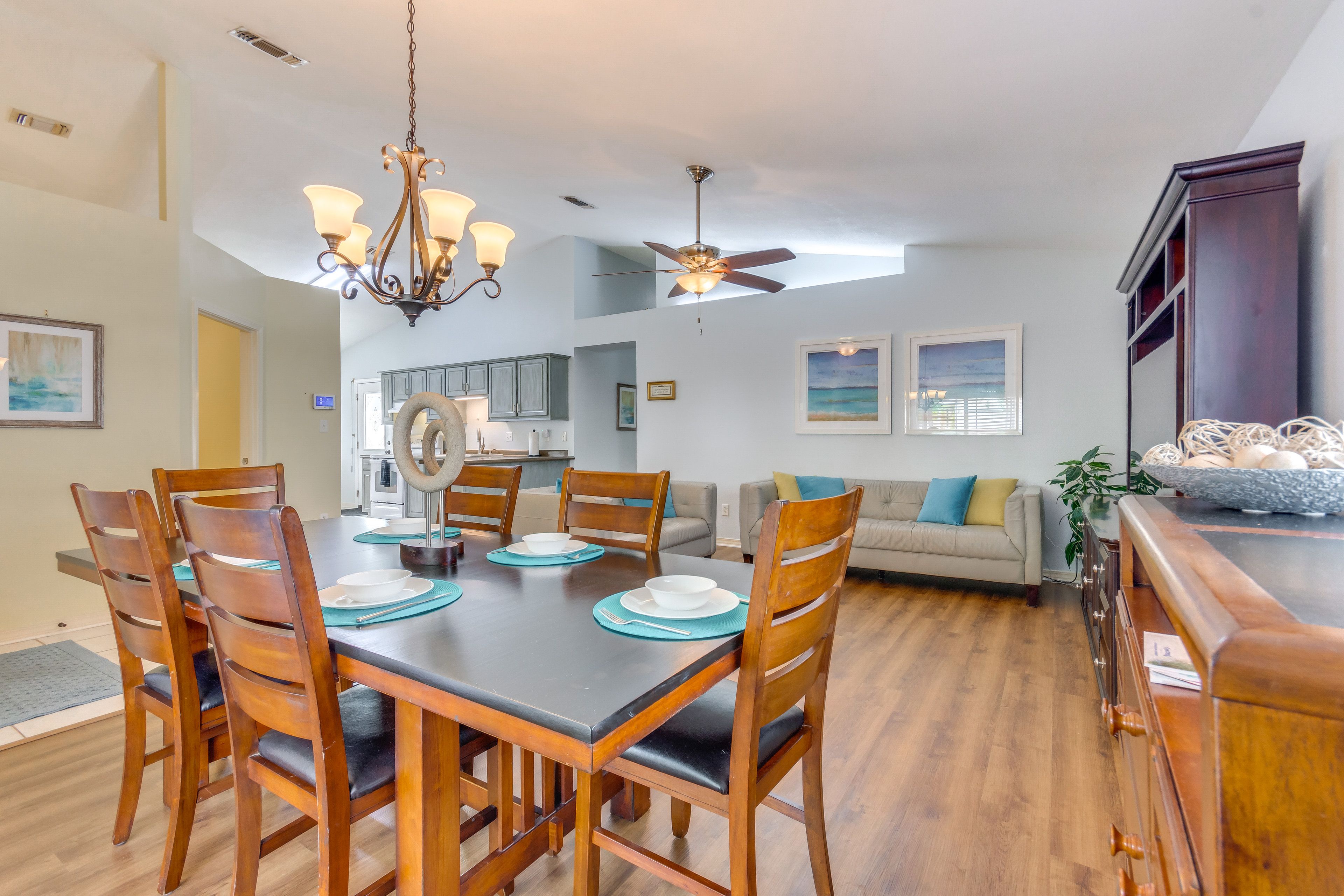 Dining Area | Dishware/Flatware Provided