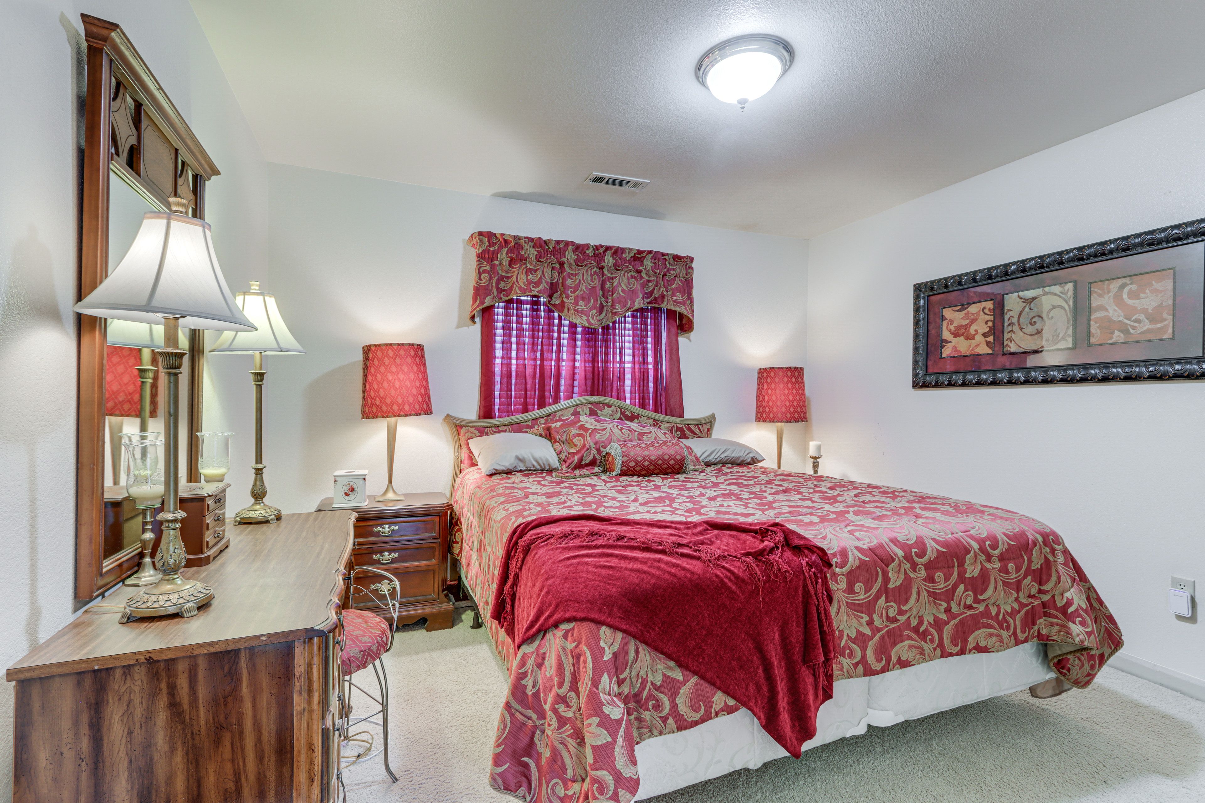 Bedroom 2 | King Bed | Main Floor