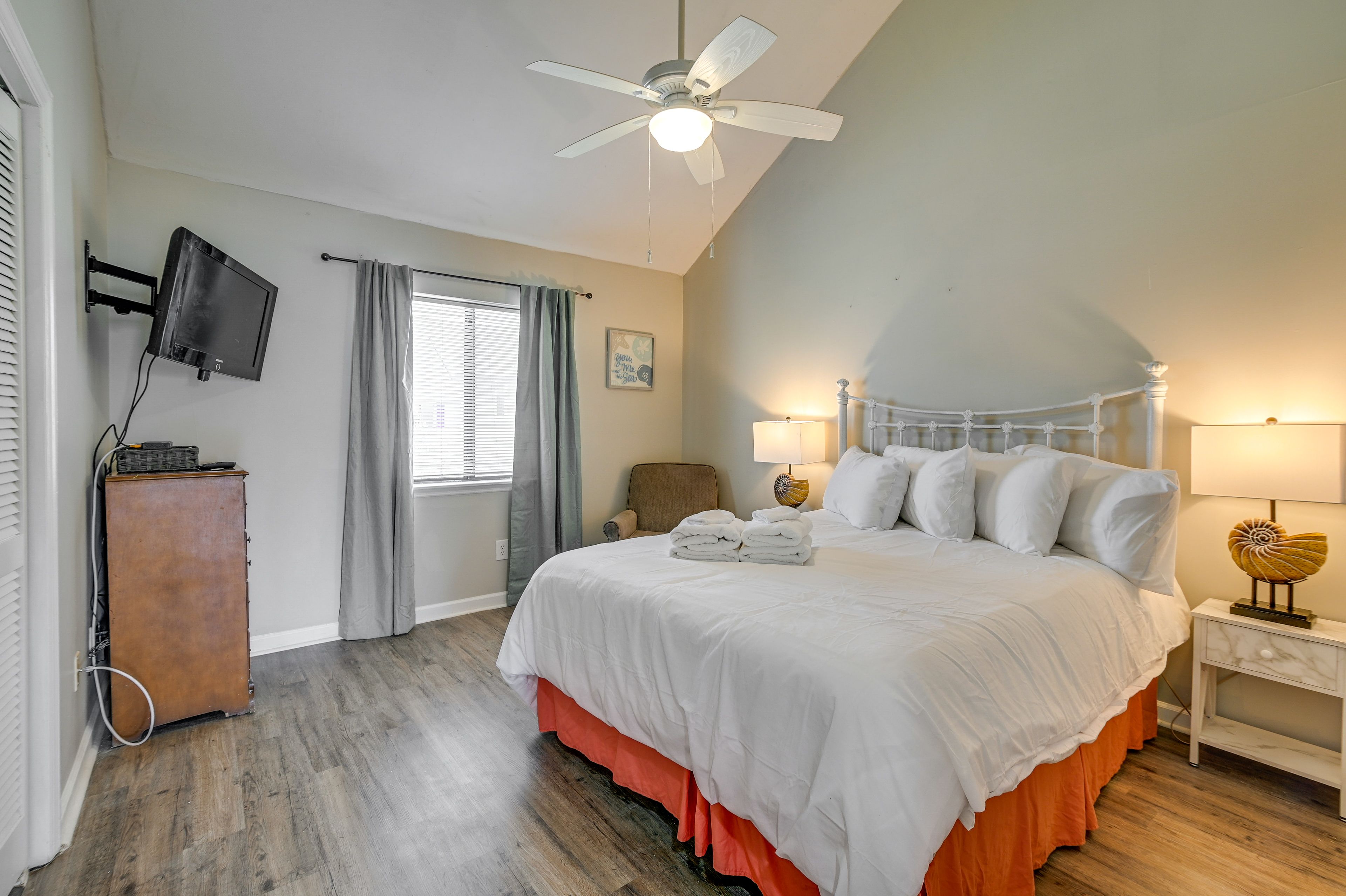 Bedroom | Queen Bed | 1st Floor