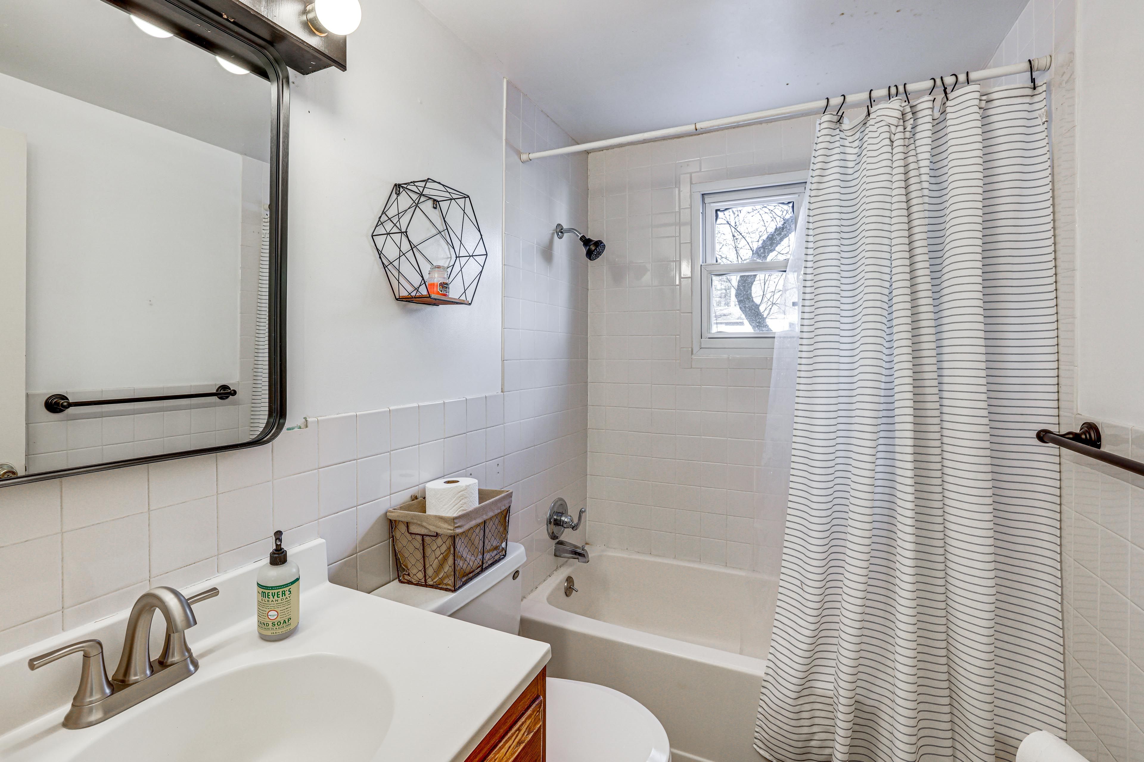 Full Bathroom | 2nd Floor