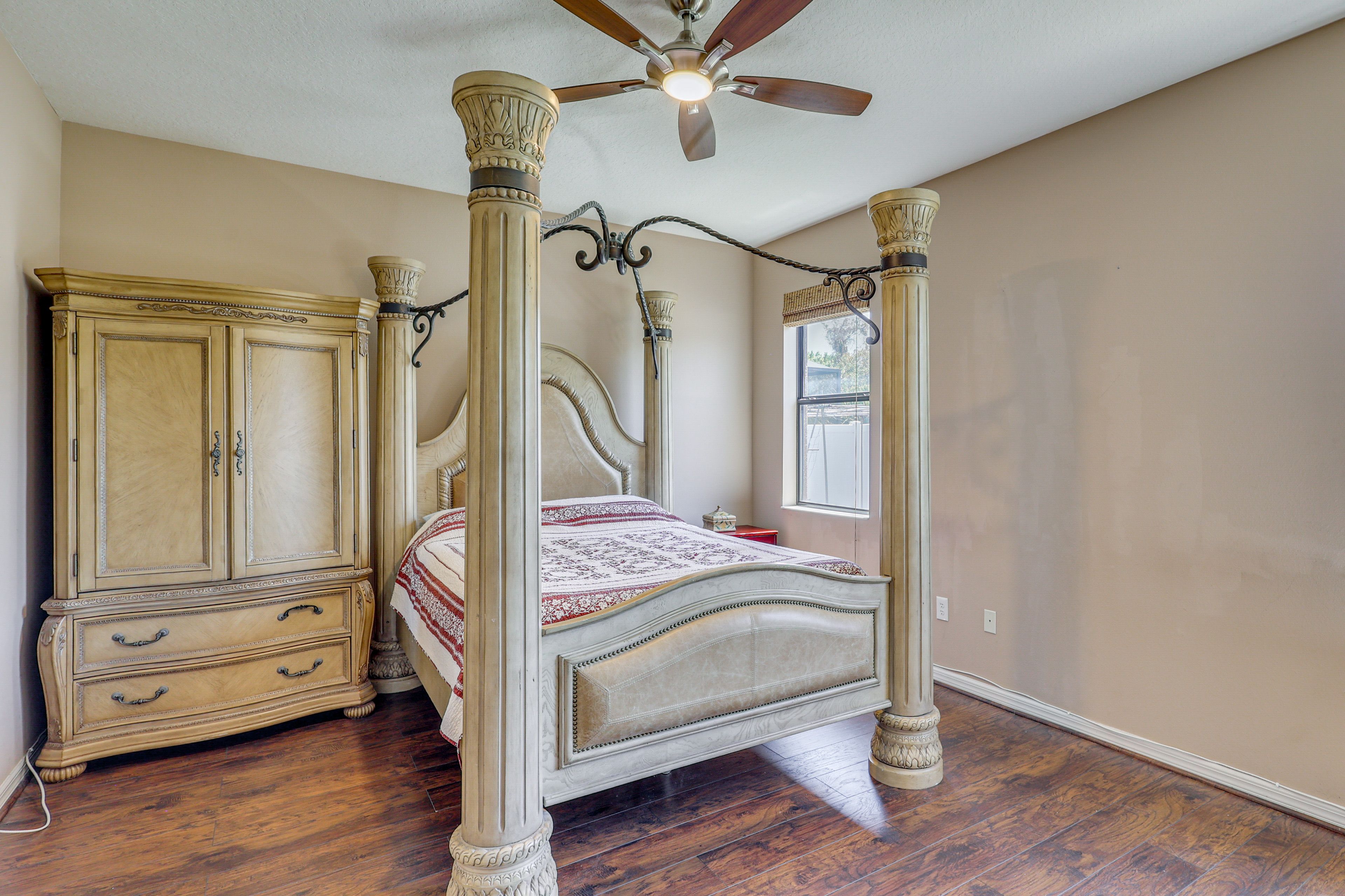 Bedroom 1 | Queen Bed | 1st Floor