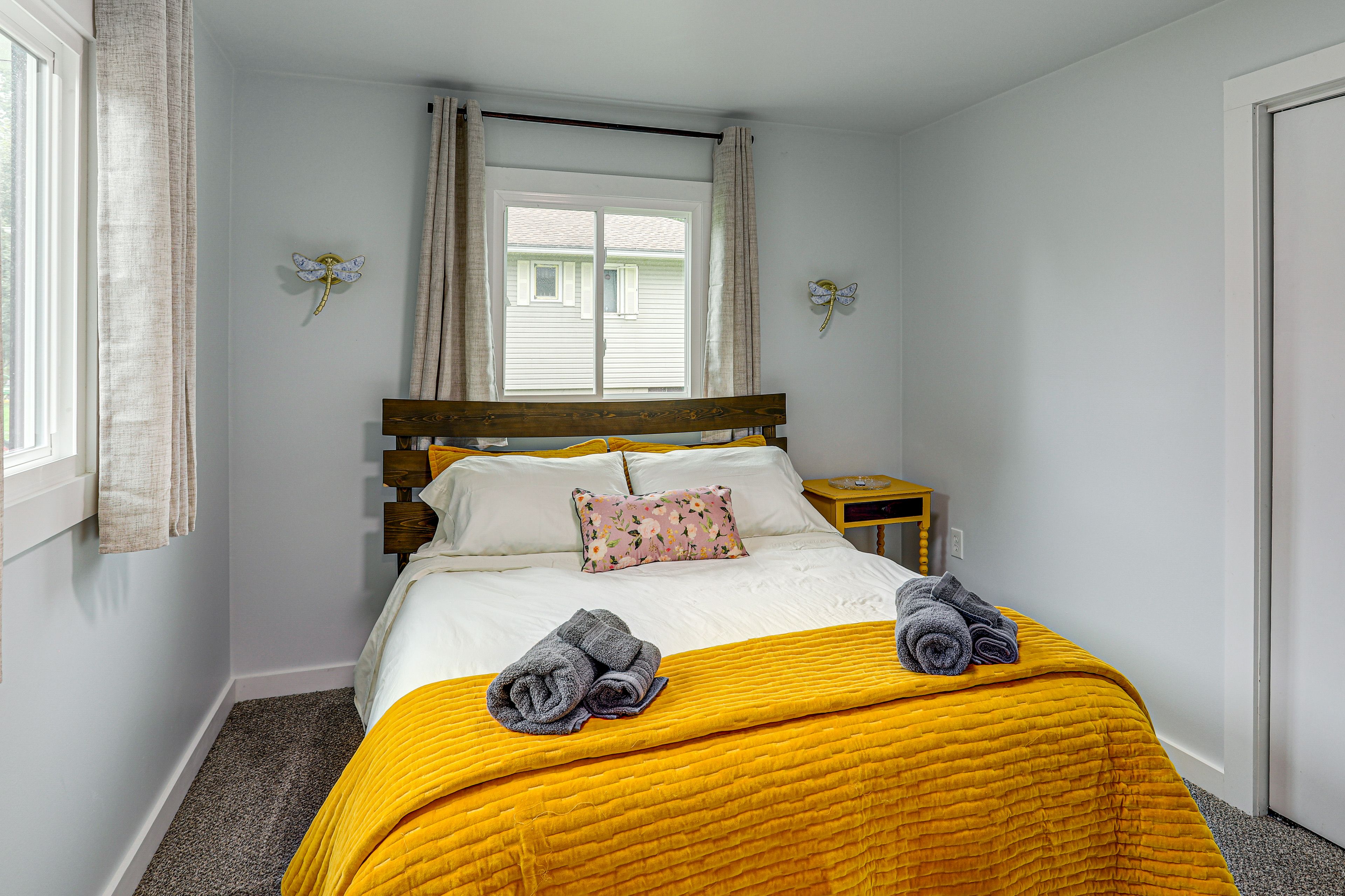 Bedroom | Queen Bed | Main Floor