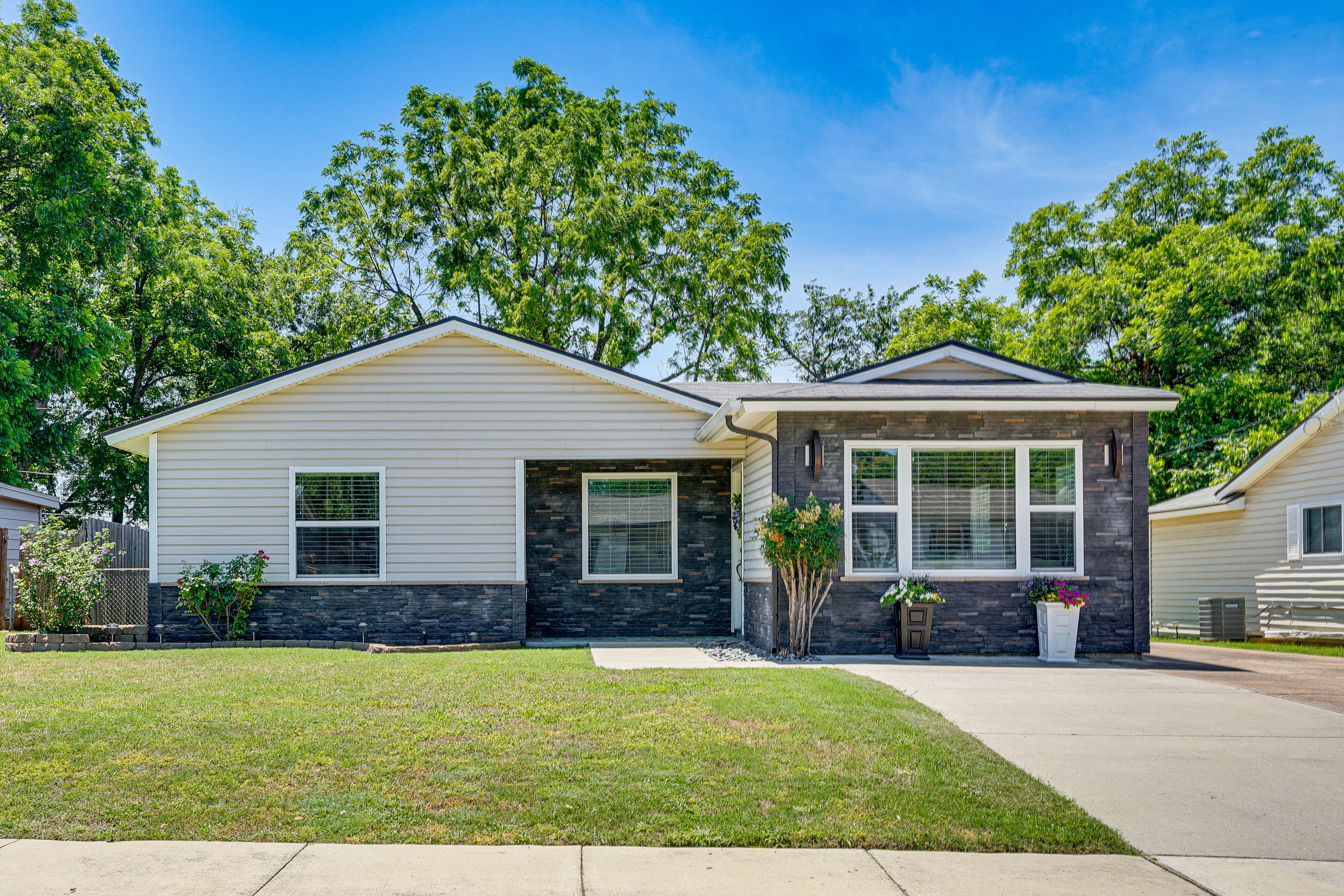 Arlington Vacation Rental | 3BR | 2BA | 1,295 Sq Ft