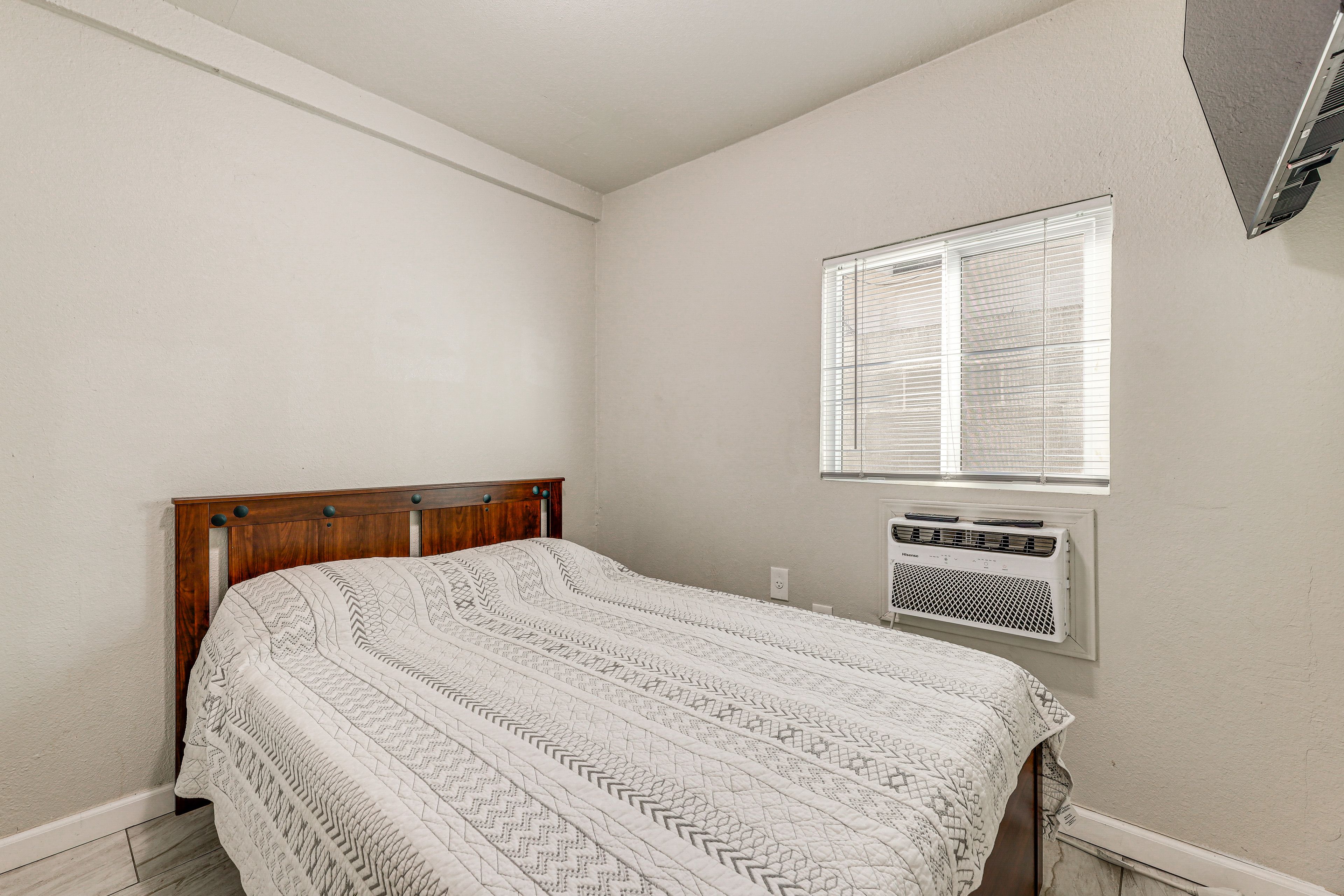 Bedroom 1 | Queen Bed