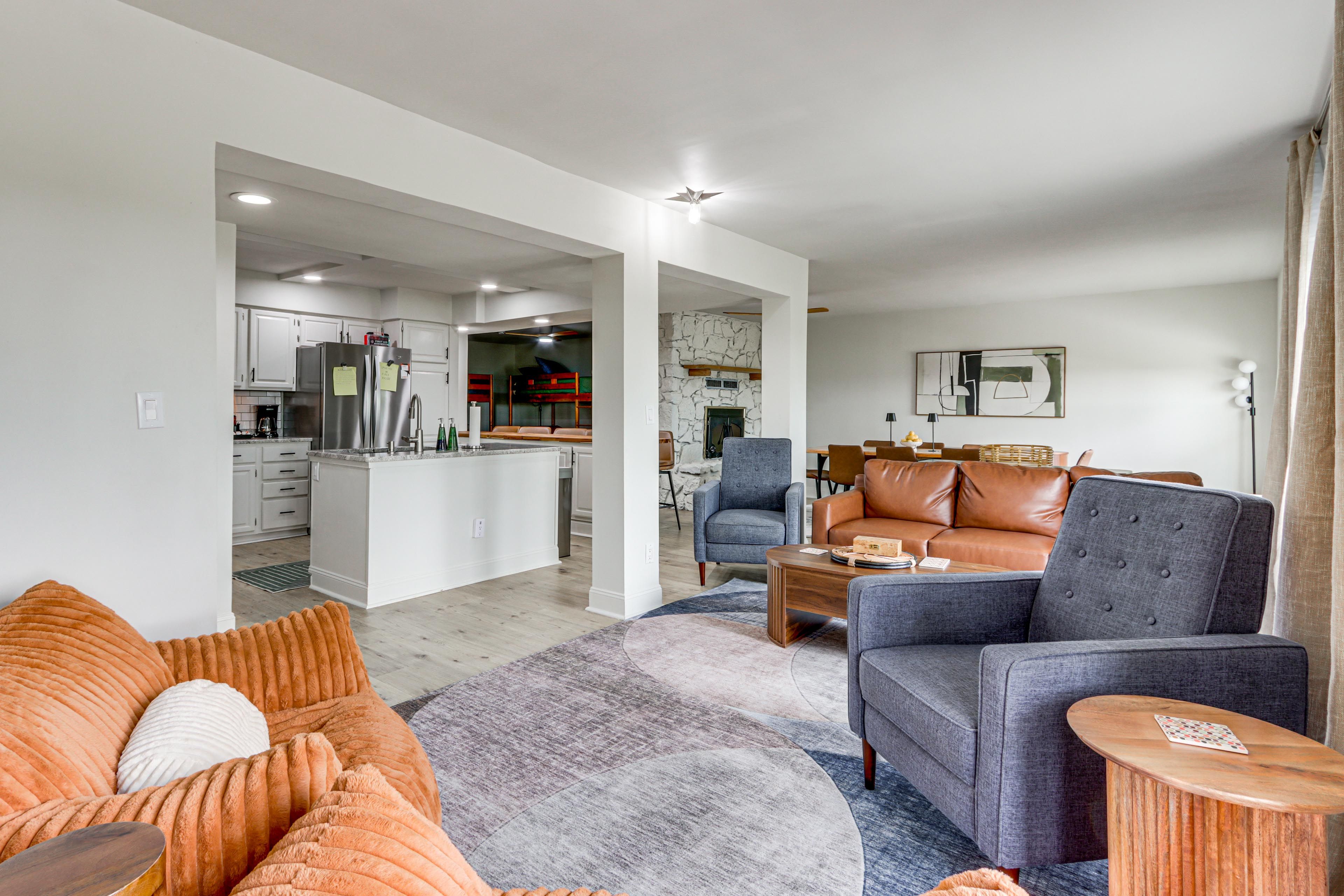 Living Room | Open Floor Plan | Free WiFi