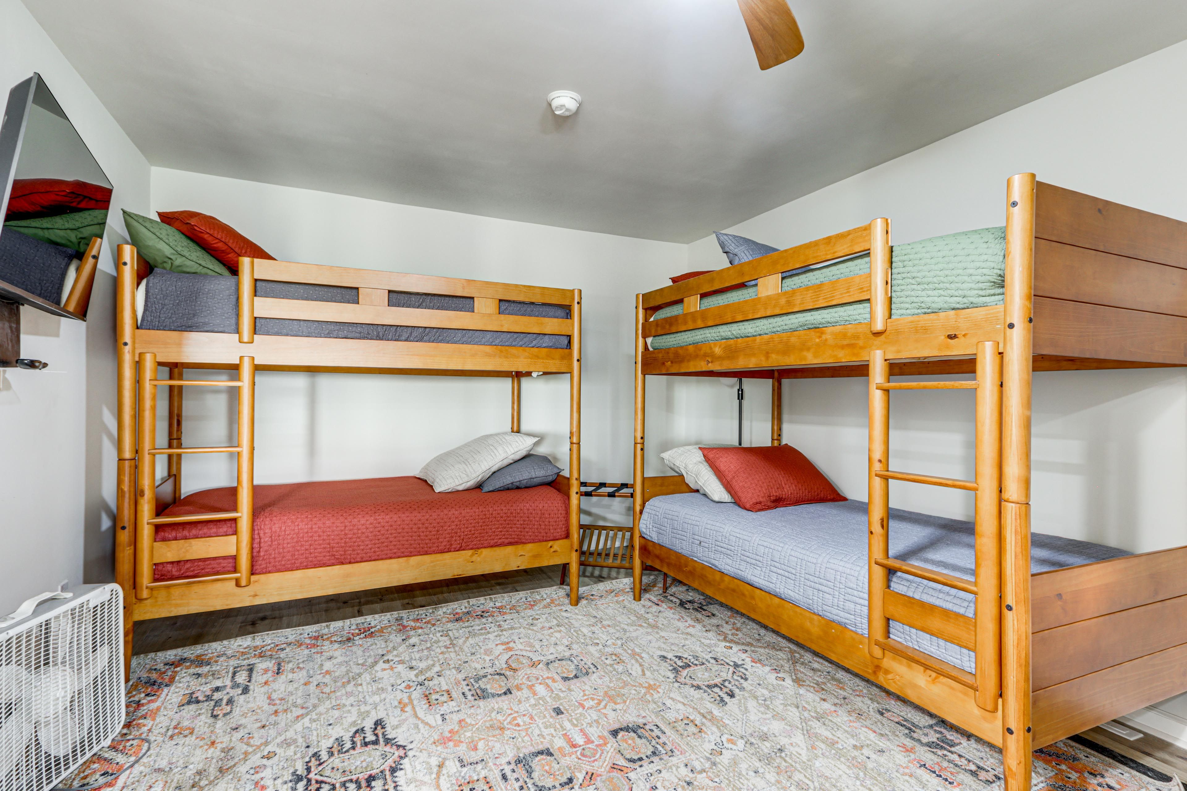 Sleeping Nook | 2 Twin Bunk Beds