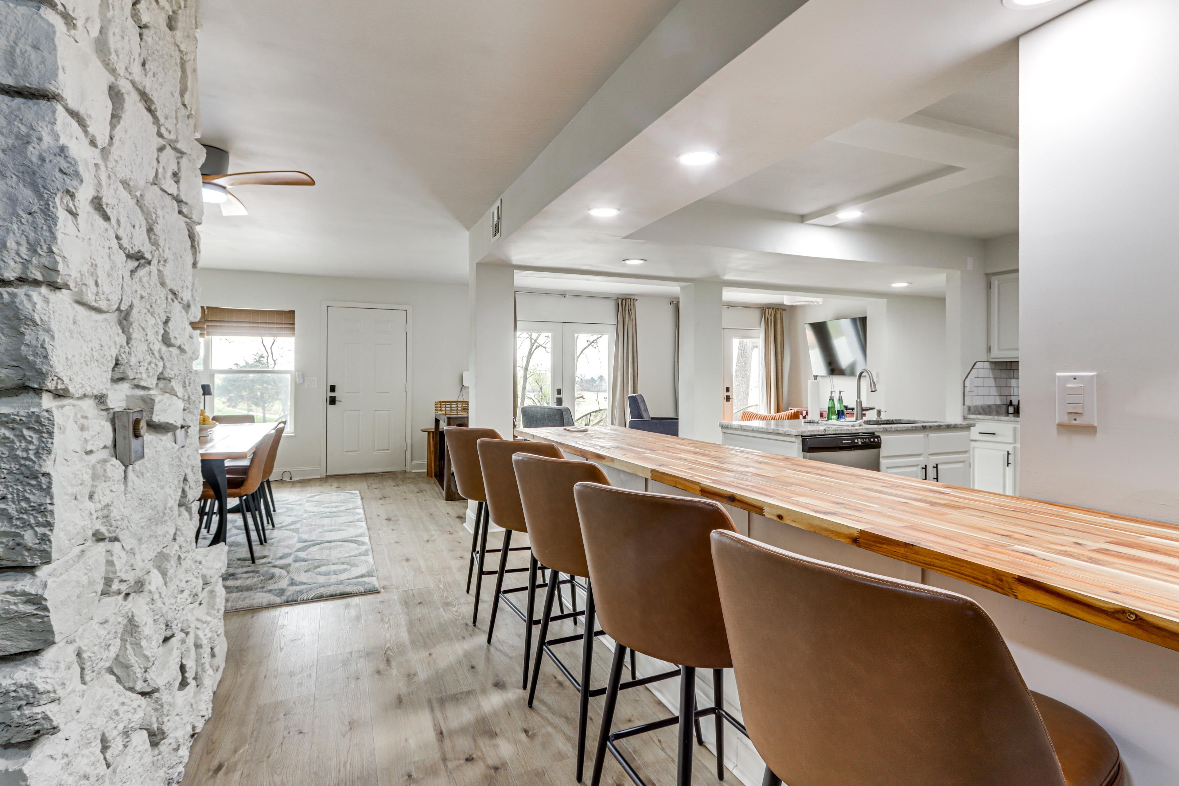 Dining Area | Dishes & Flatware Provided