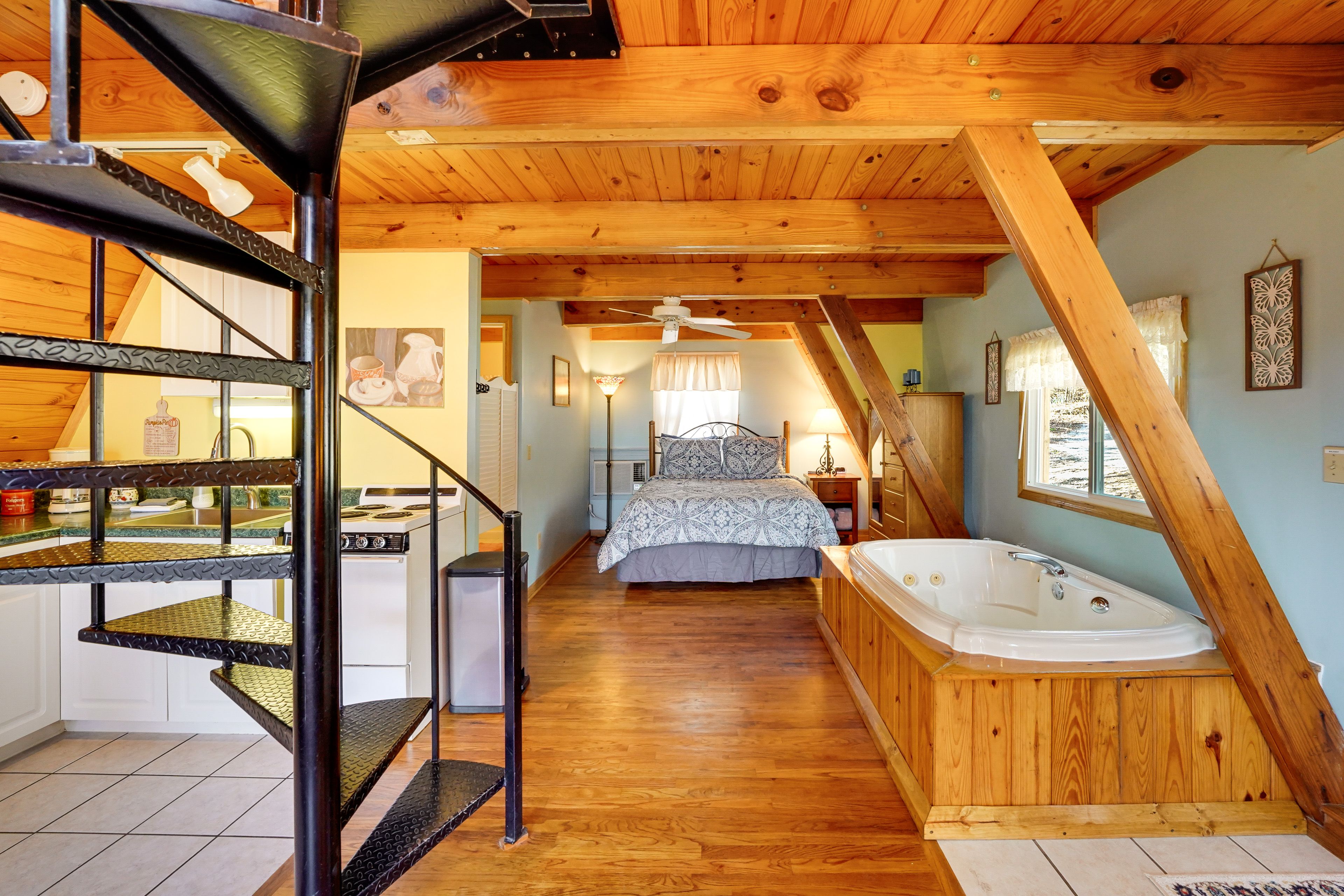 Sleeping Area | Queen Bed | Jetted Tub