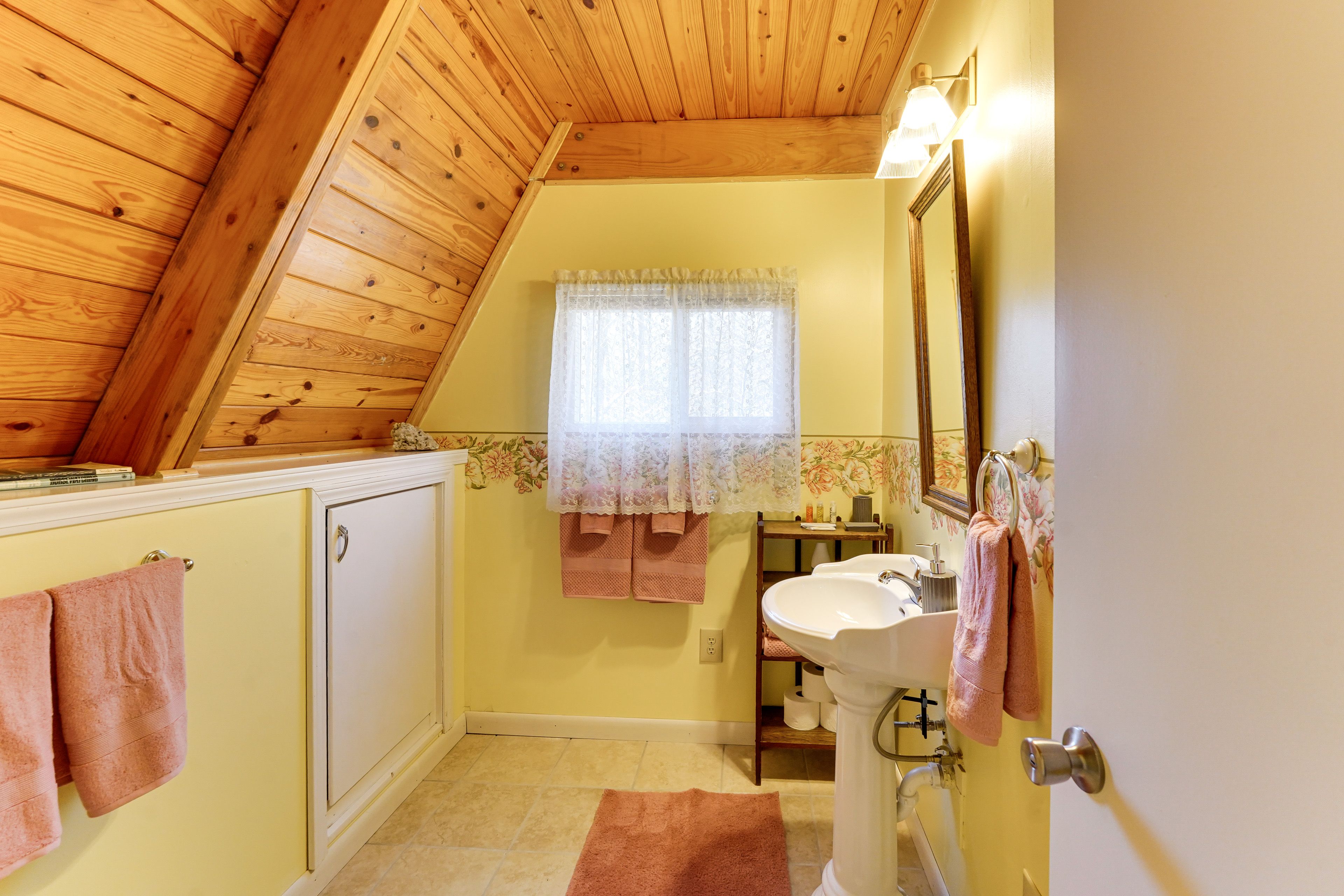 Full Bathroom | Shower | Towels & Linens Provided