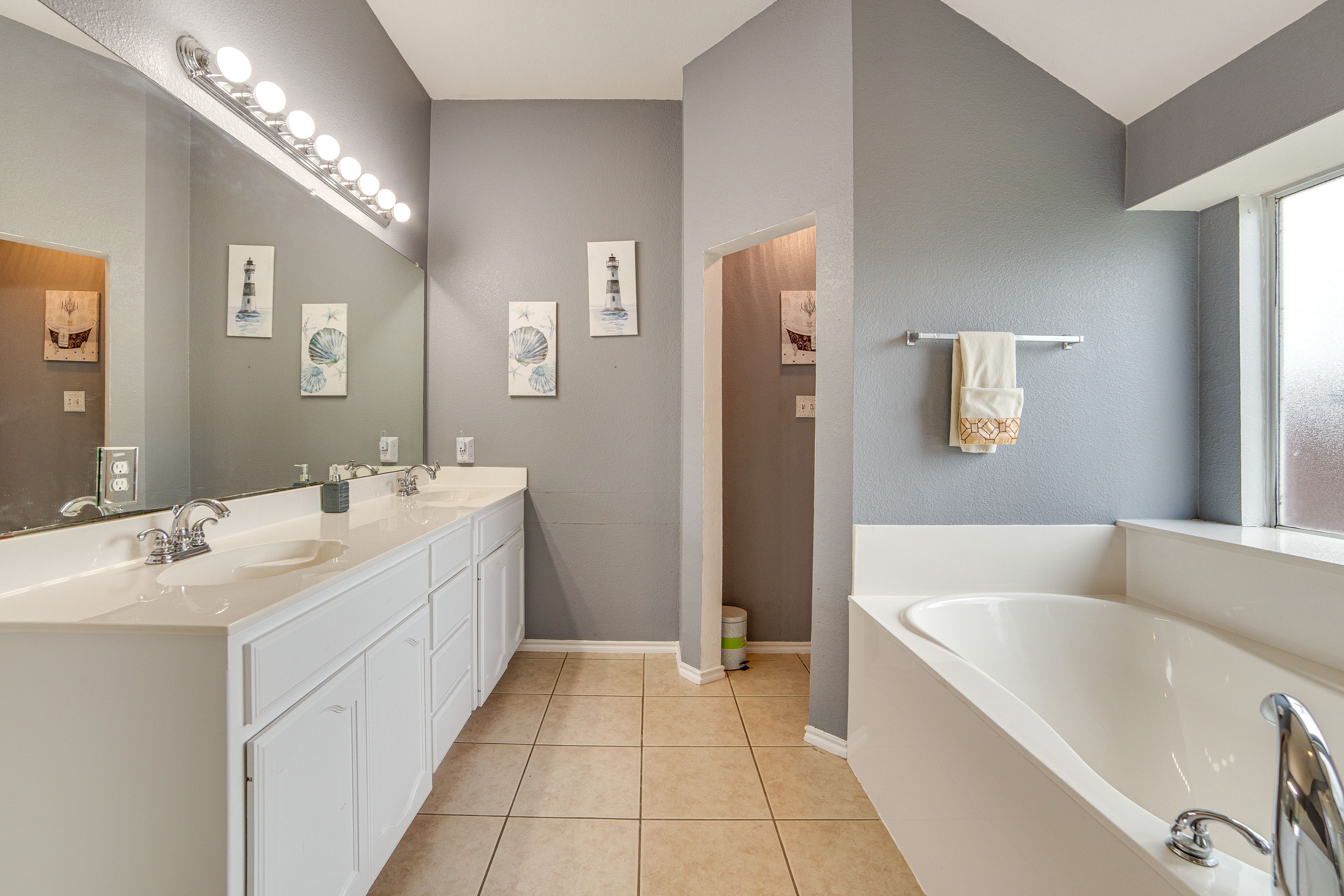 En-Suite Bathroom | Towels & Linens Provided