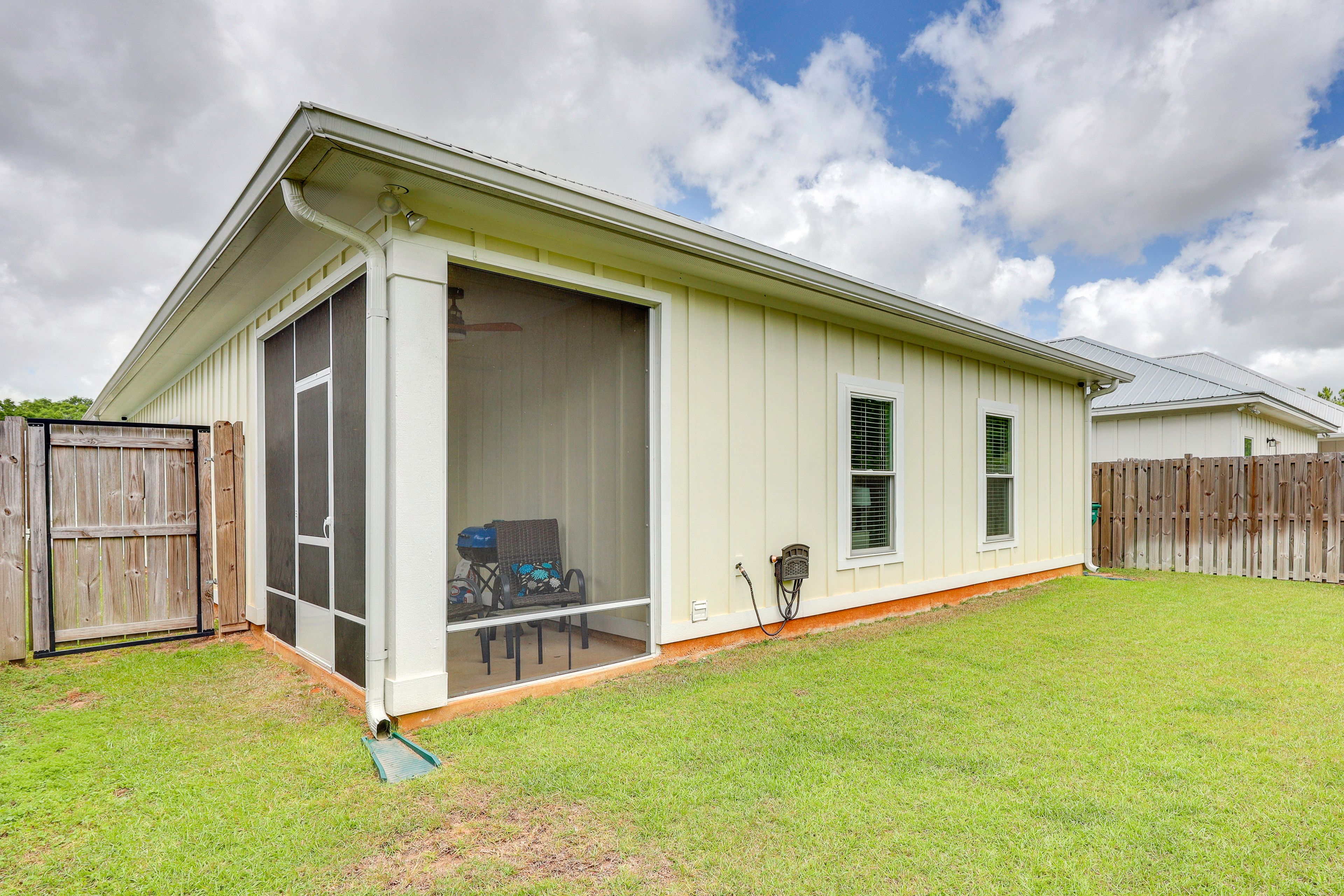 Backyard & Screened Patio | Single-Story Home