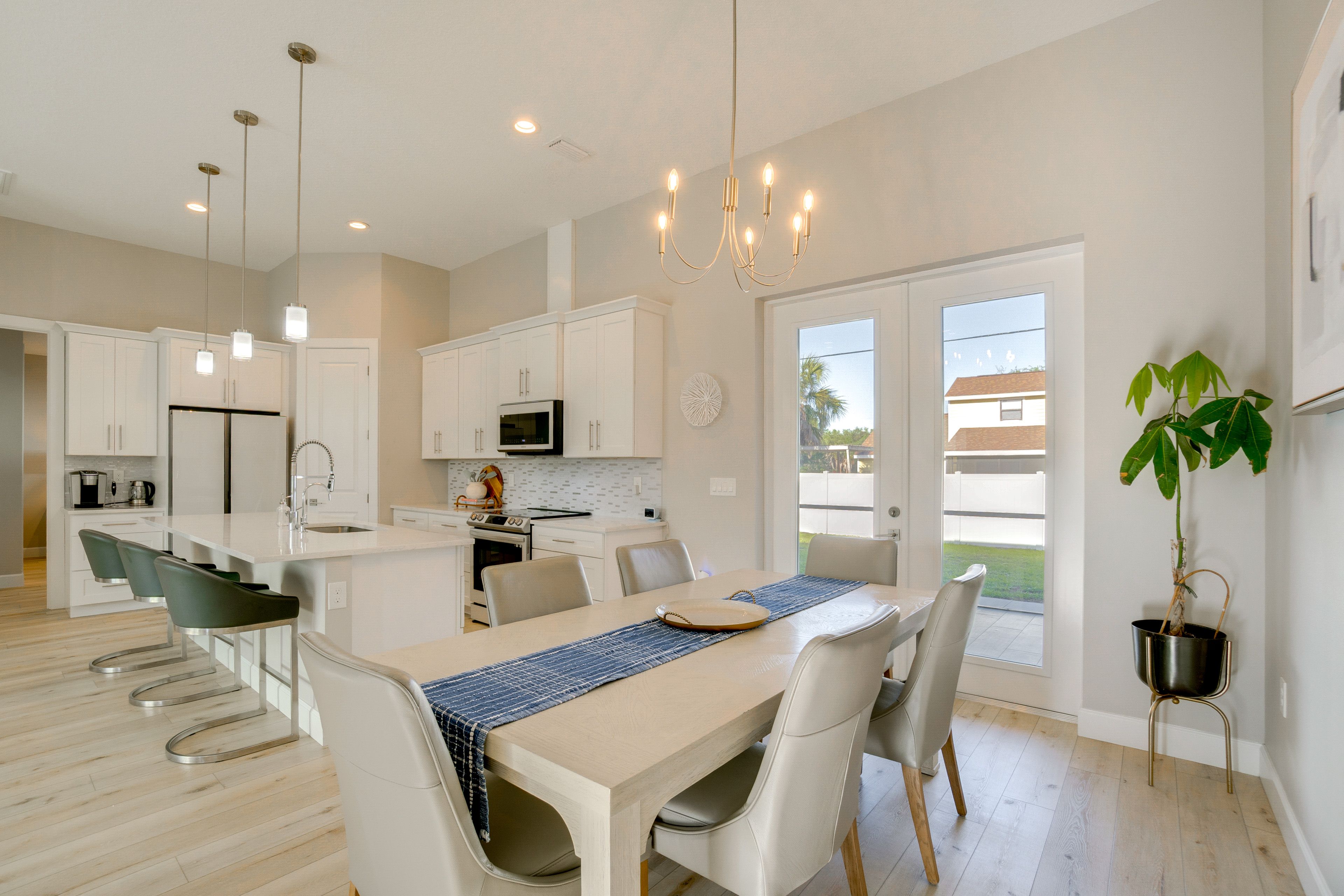 Dining Area & Kitchen
