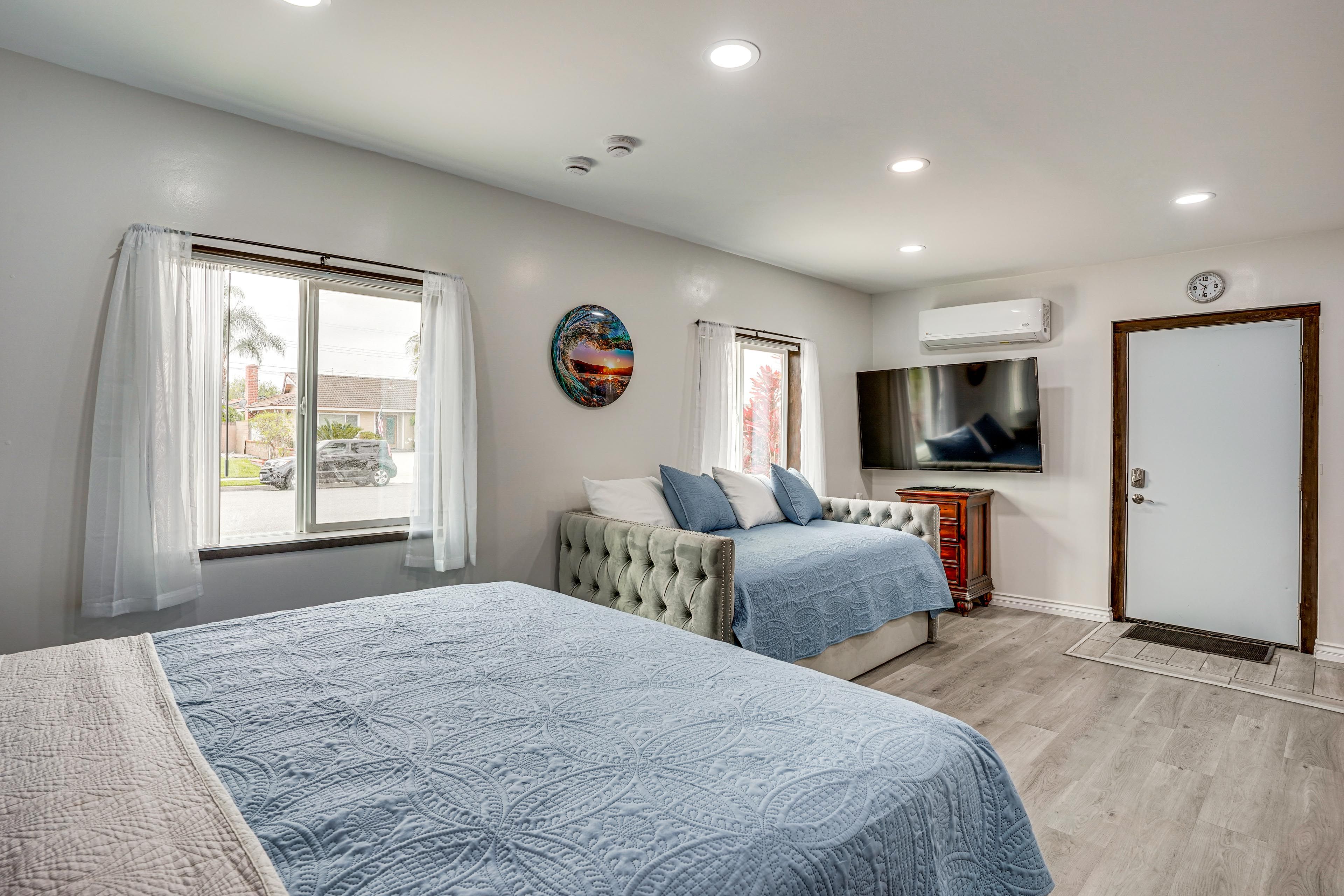 Studio | King Bed | Full Daybed w/ Full Trundle
