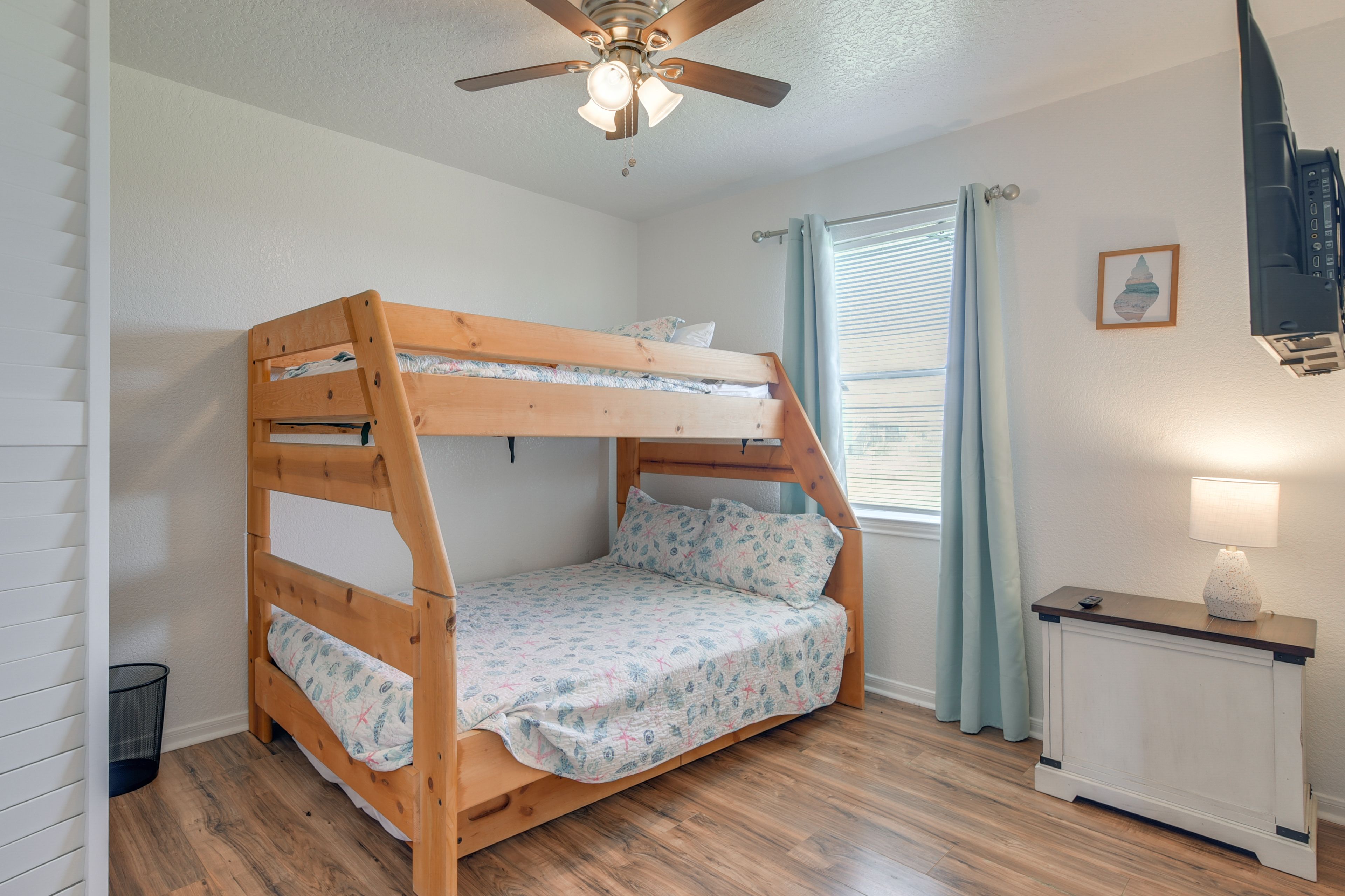 Bedroom 2 | Twin/Full Bunk Bed w/ Twin Trundle