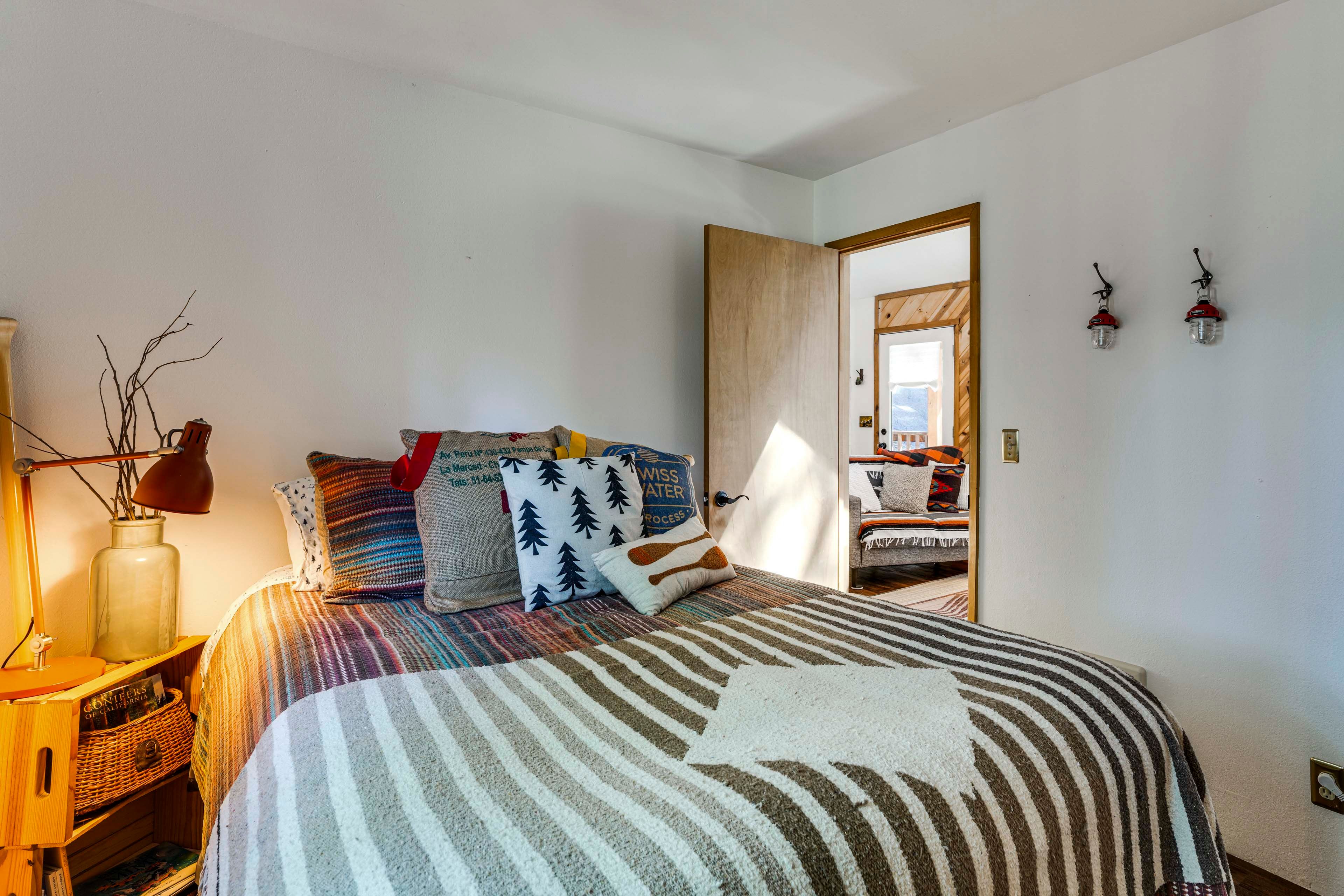 Bedroom 1 | Queen Bed | 1st Floor