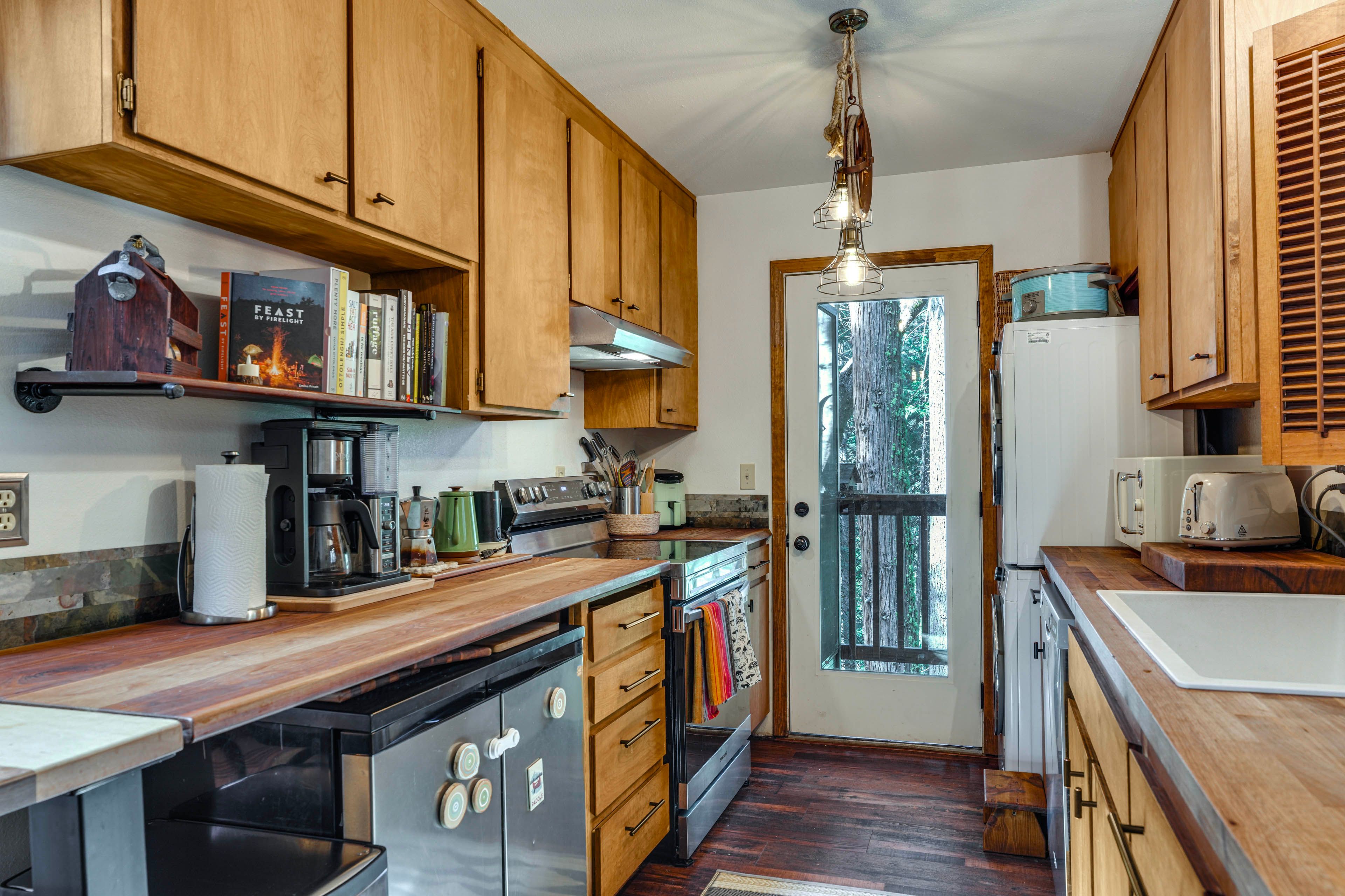 Kitchen | Dishwasher | Washer/Dryer | 1st Floor