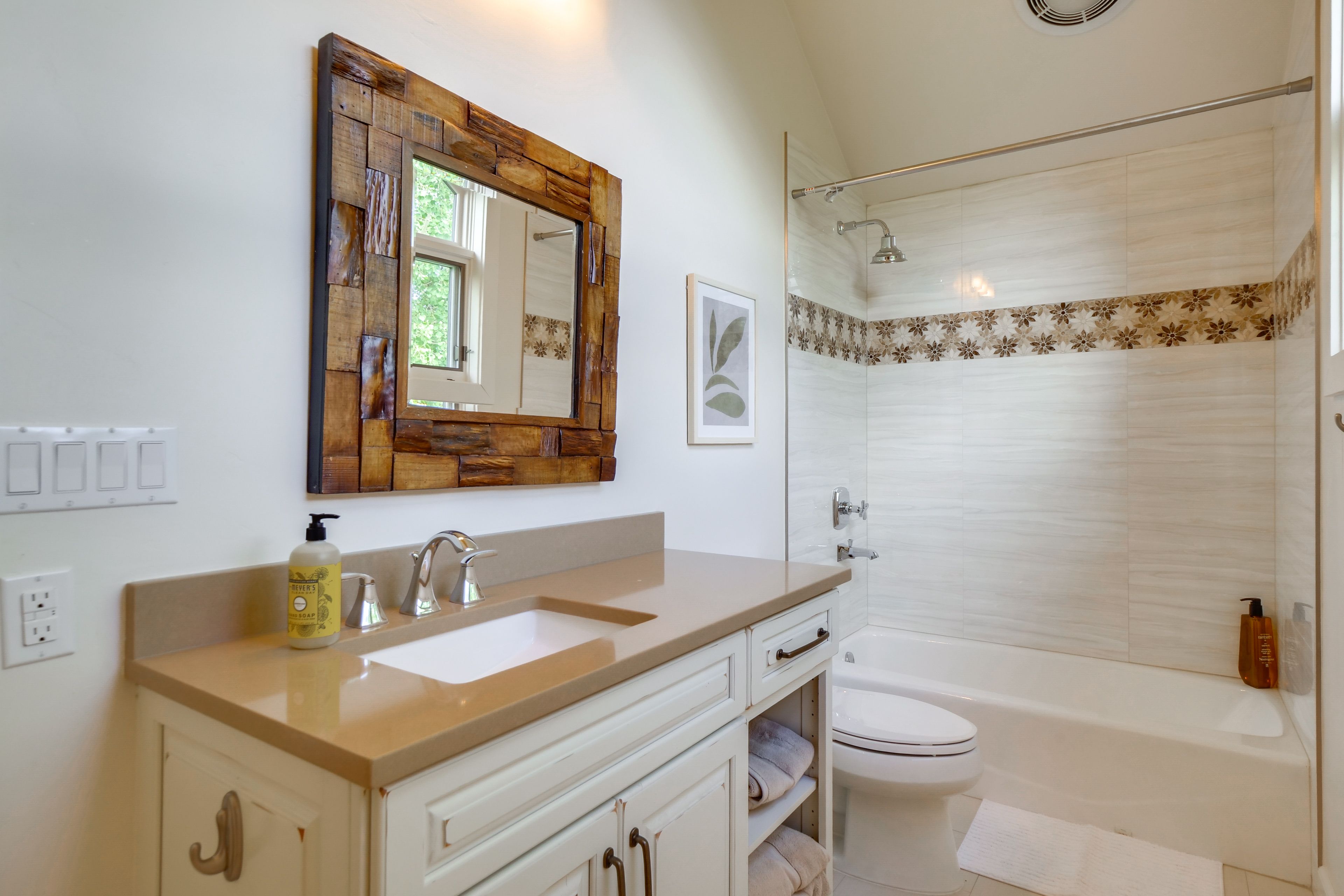 Full Bathroom | 2nd Floor