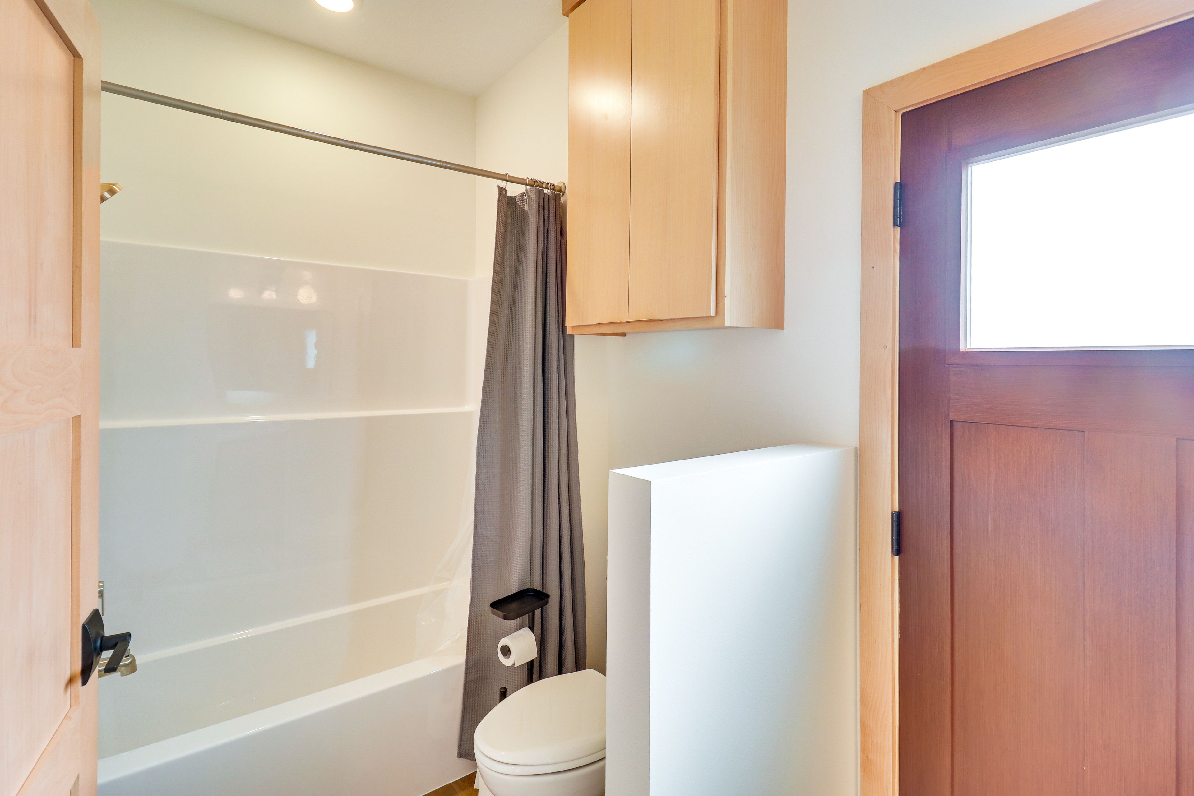 Full Bathroom | 1st Floor | Towels & Linens Provided