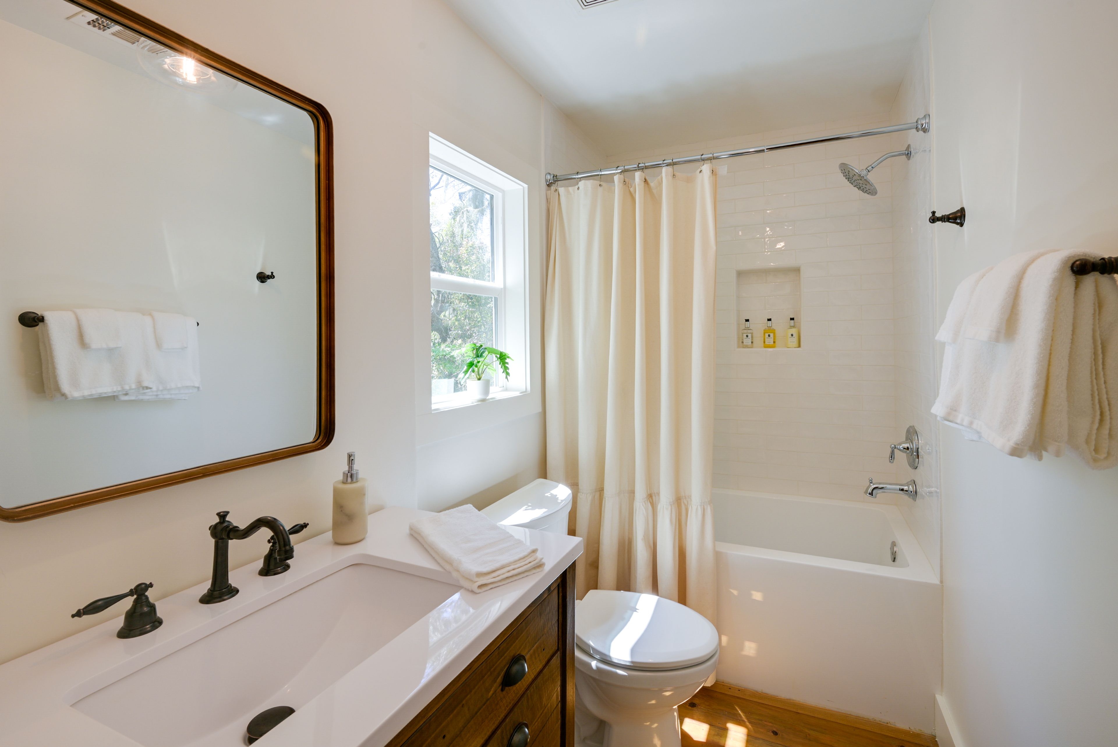 Full Bathroom | 2nd Floor