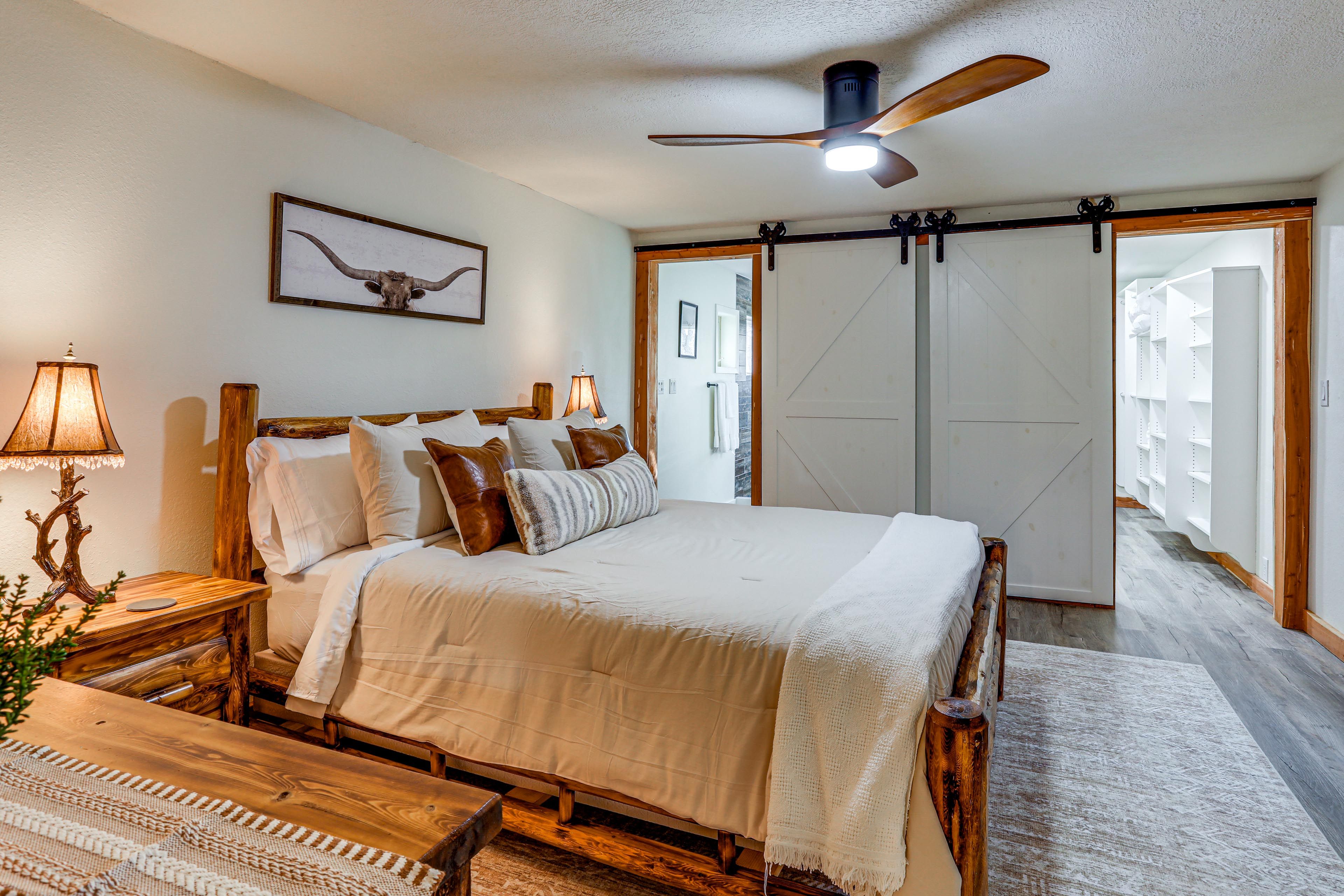 Bedroom 1 | Queen Bed