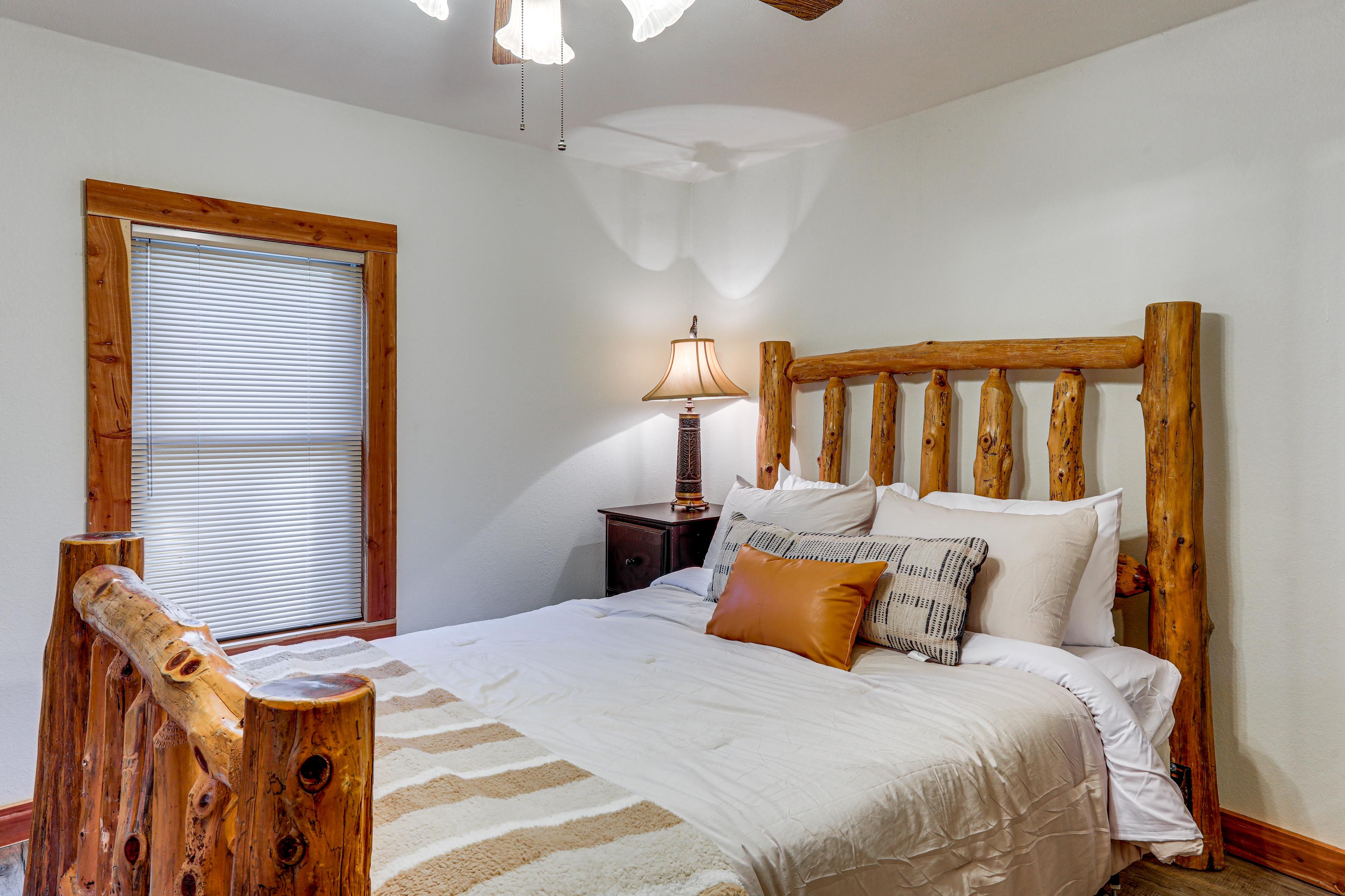 Bedroom 2 | Queen Bed