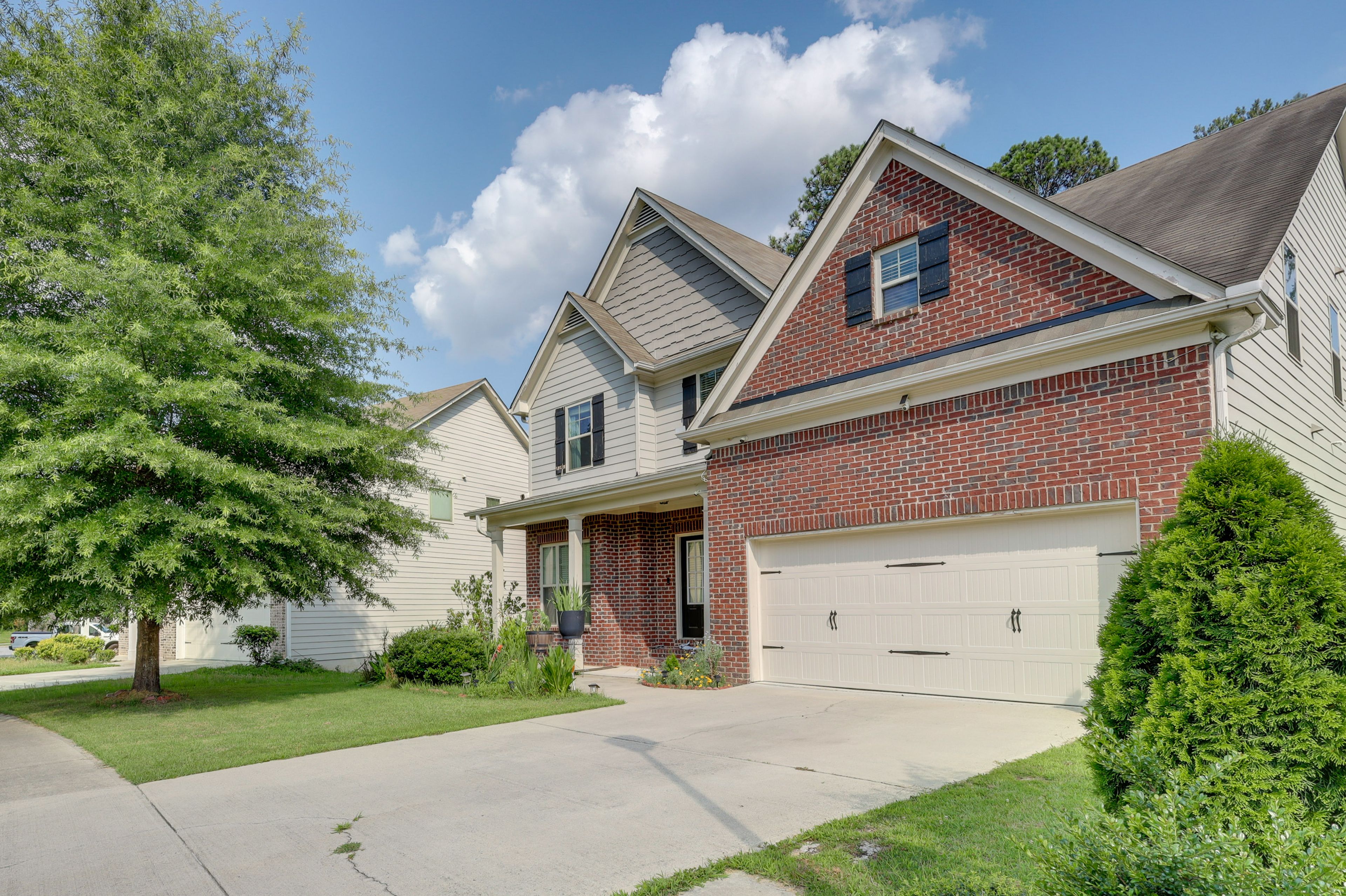 Home Exterior | Parking | Driveway (2 Vehicles)