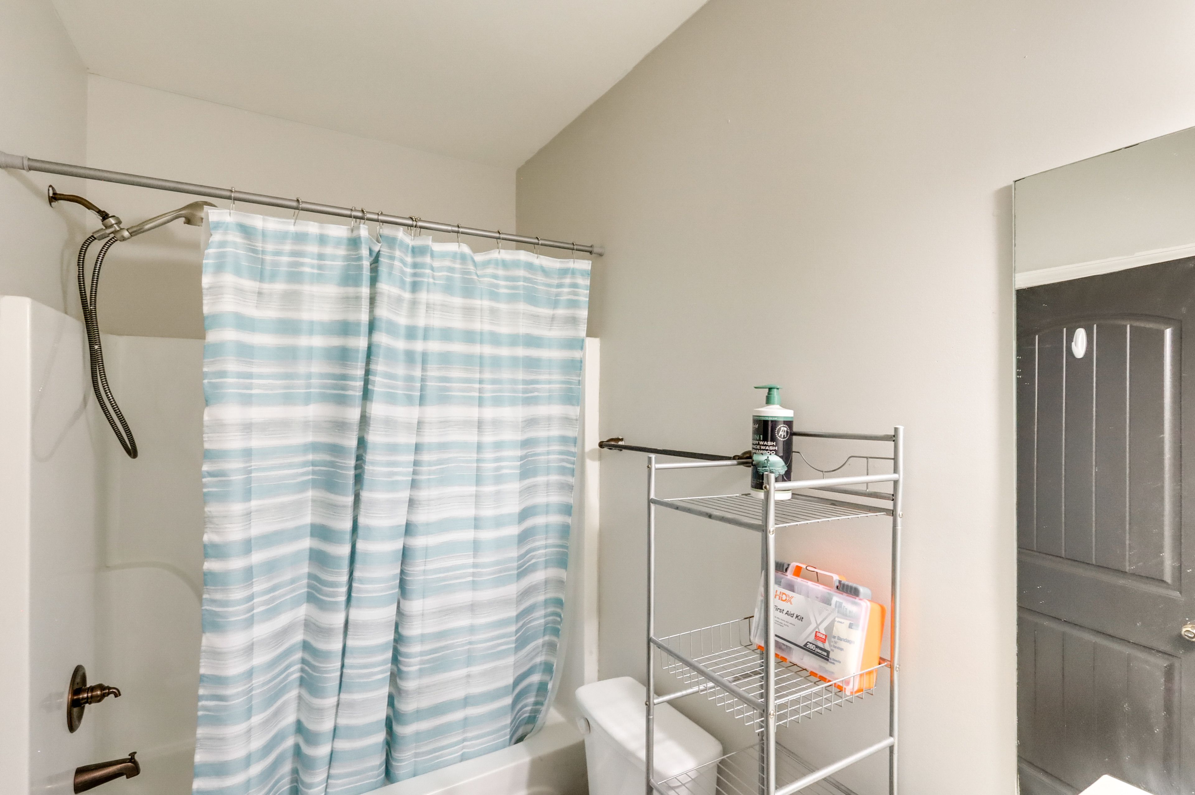 Full Bathroom | Towels & Linens Provided