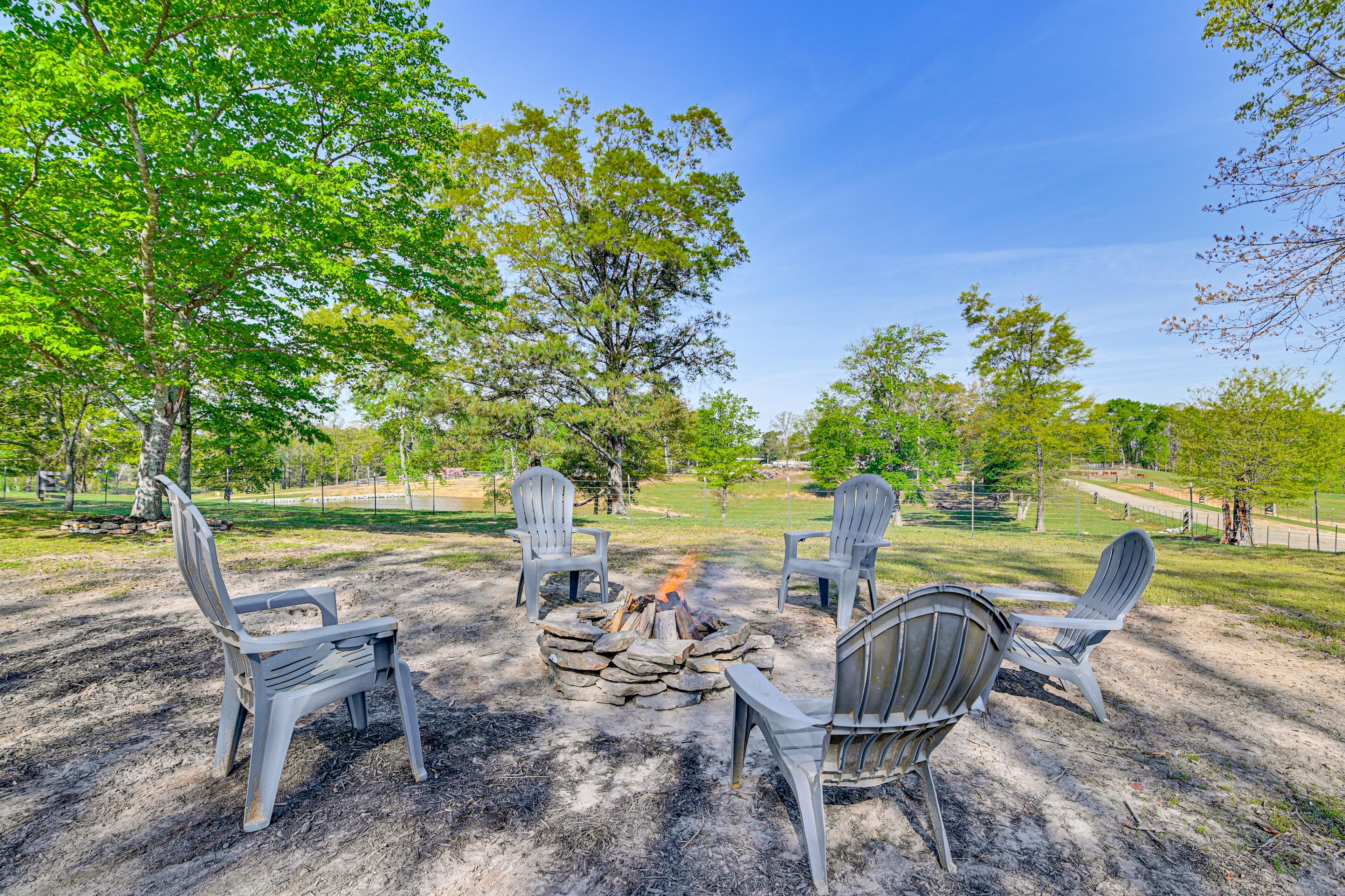 Iuka Vacation Rental | 3BR | 2BA | 3,000 Sq Ft