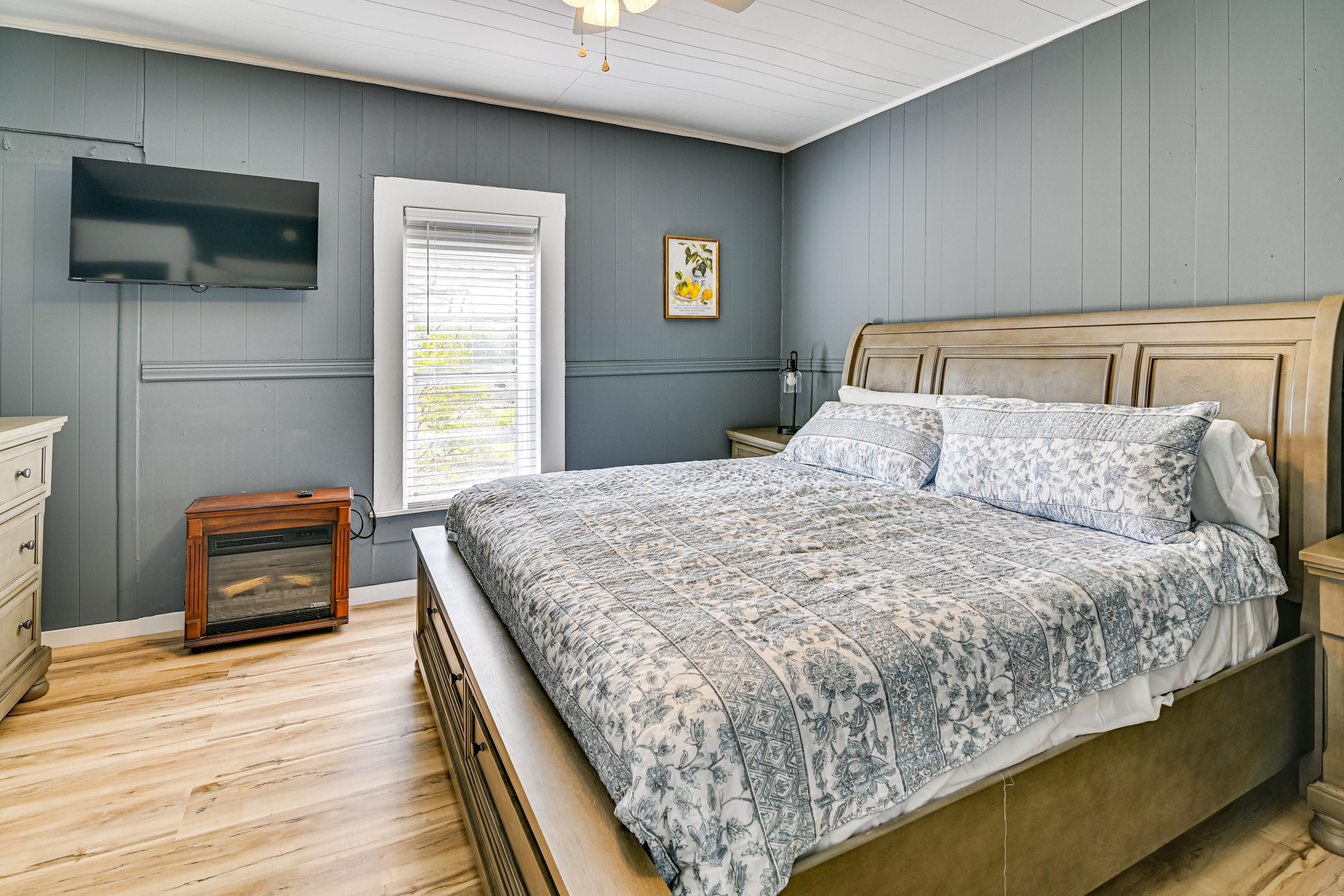 Bedroom 1 | King Bed