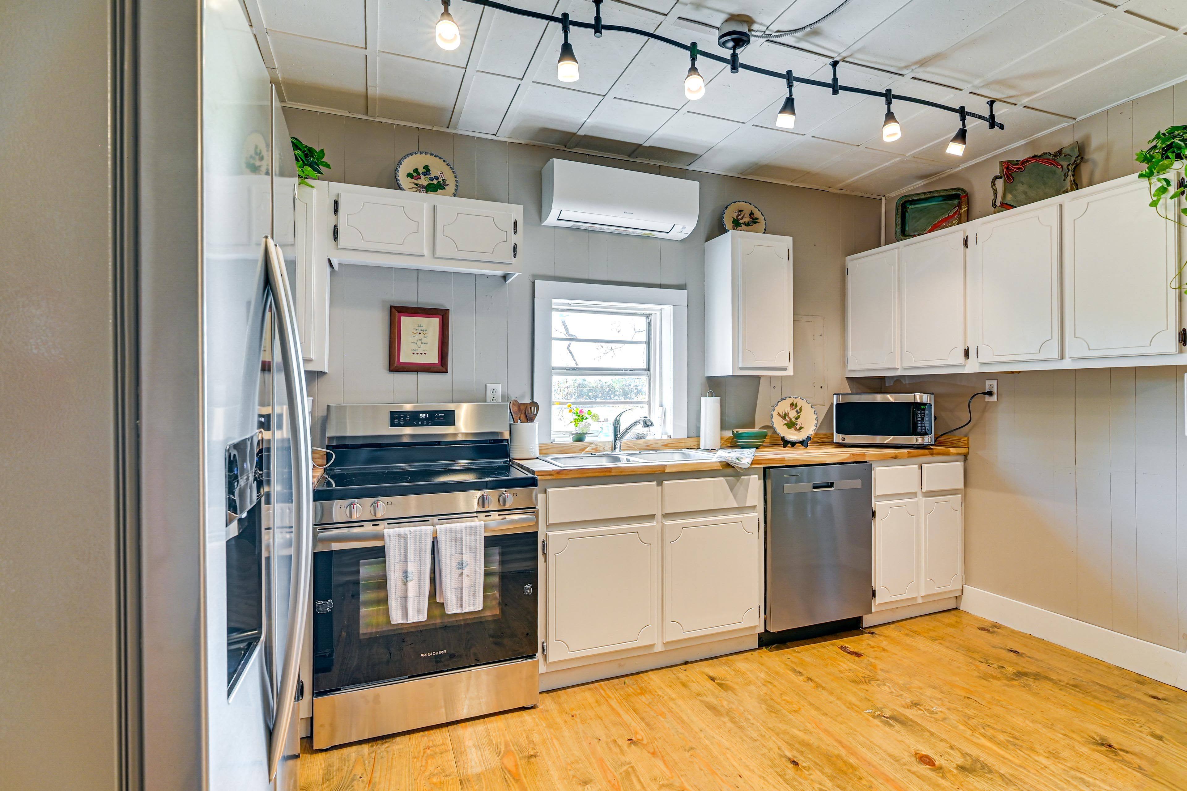 Kitchen | Microwave | Dishwasher