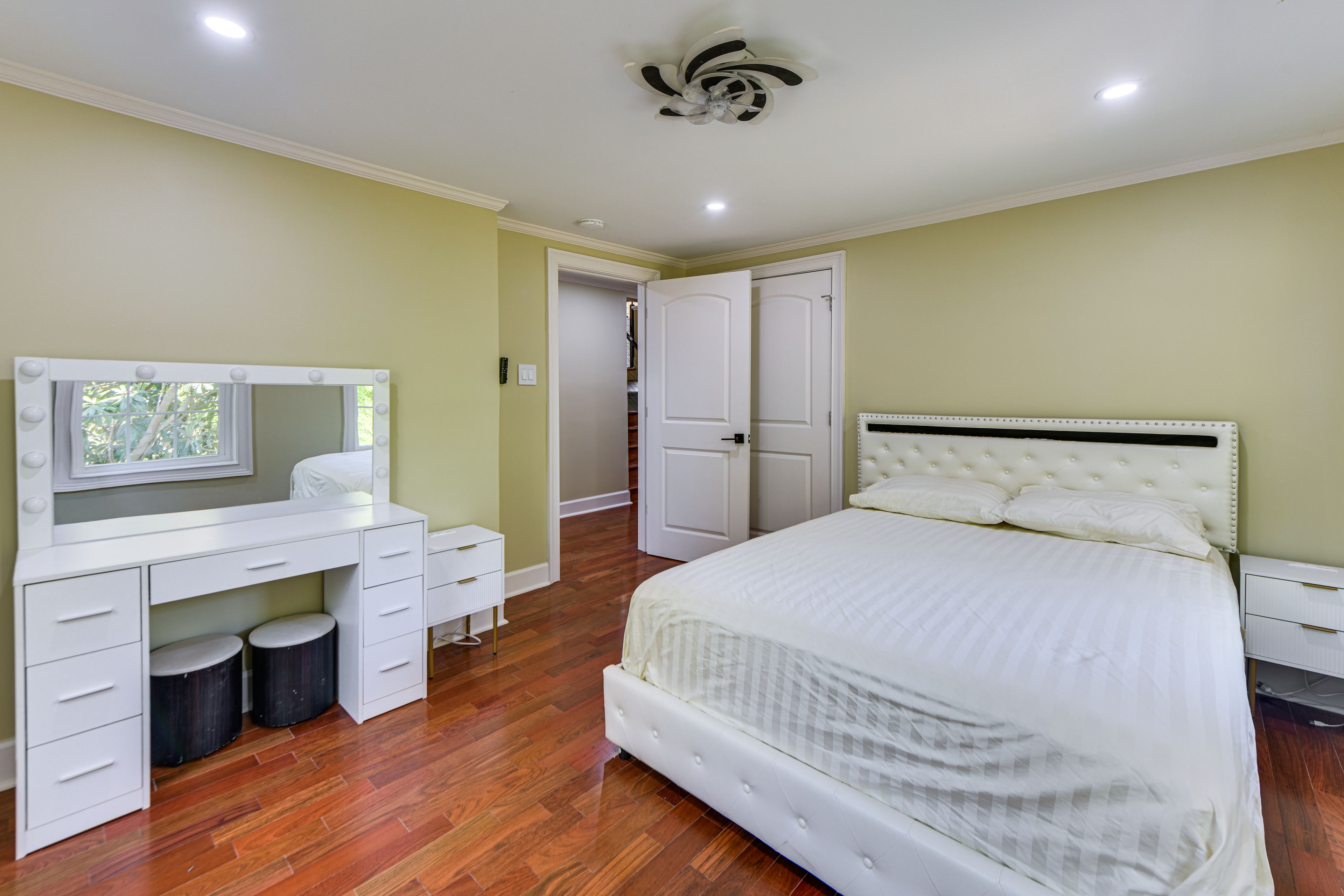 Bedroom 1 | Queen Bed | 1st Floor